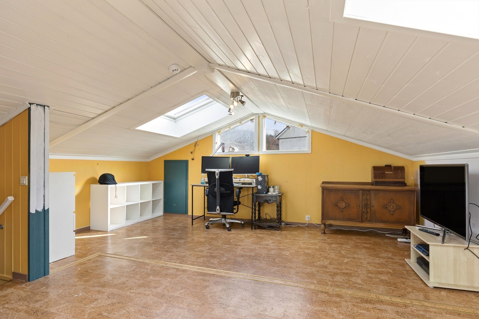 Stor og lys loftstue. Rikelig med lagringsplass i knevegger. Galleribilde