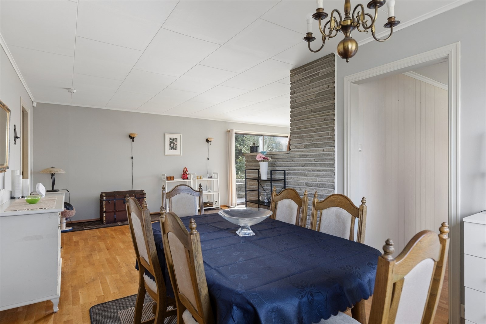 Spisestuedel med god plass til et større bord. Åpen løsning mot stuen gir en sosial og gjennomgående romfølelse. Galleribilde