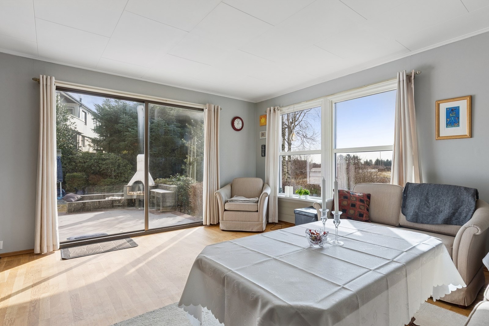 Direkte utgang til terrassen. Fin overgang mellom inn- og uterom, med gode solforhold store deler av dagen. Galleribilde