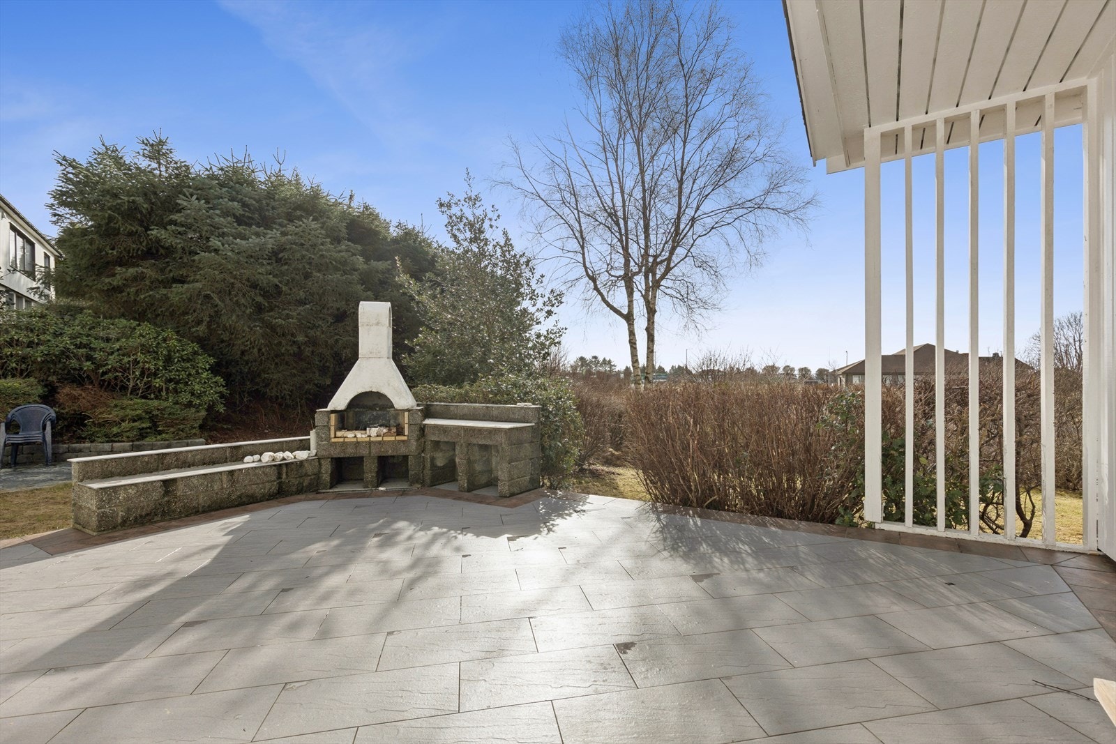 Stor terrasse med skjermet beliggenhet. Fast utegrill i stein gir en fin ramme for sommerdager og sosiale anledninger. Galleribilde