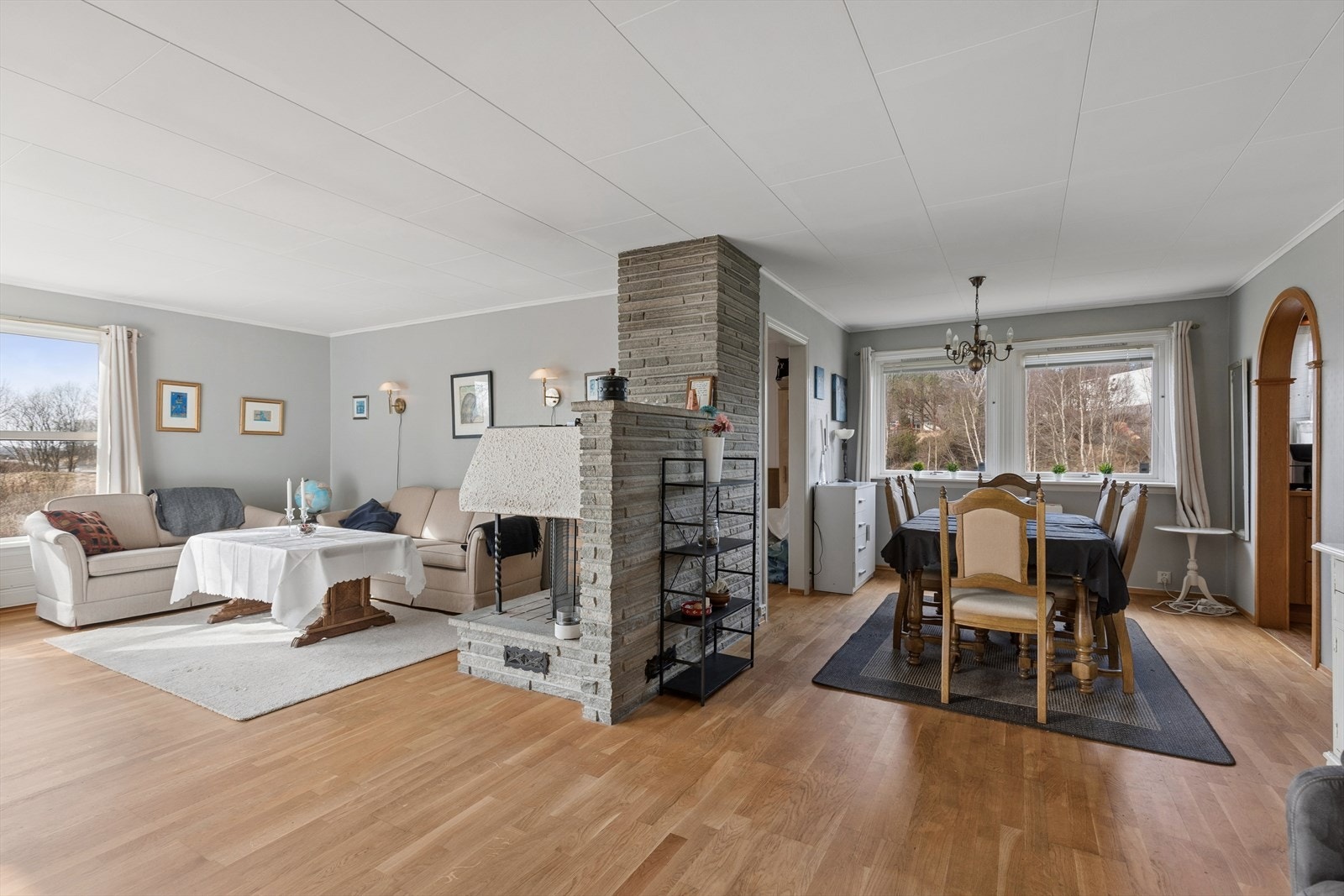 Stor og lys stue med god plass til både sofagruppe og spisebord. Peis gir ekstra varme og hyggelig atmosfære. Galleribilde