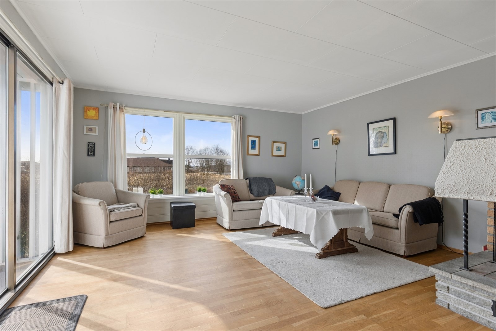 Store vindusflater som gir godt dagslys og fin utsikt mot hagen. God plass til flere møbleringssoner. Galleribilde