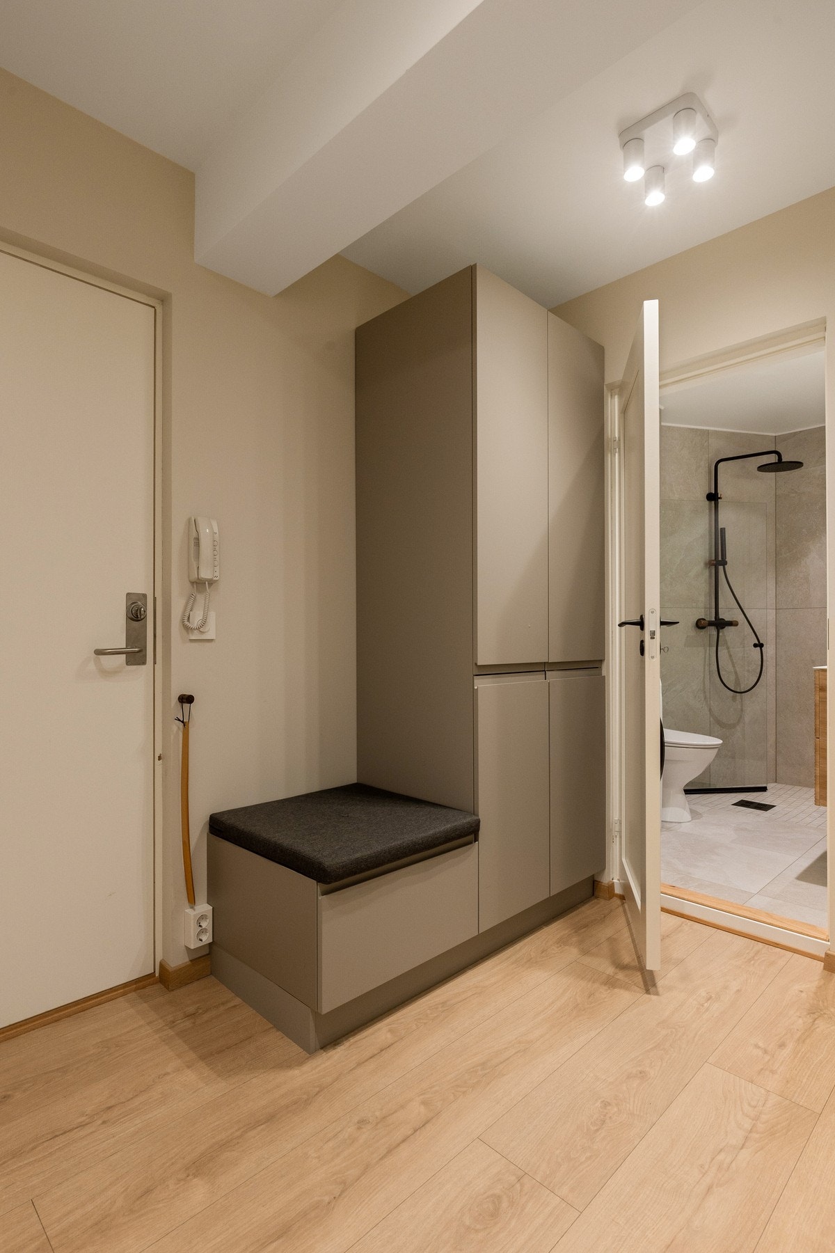 Praktisk sitteplass og garderobe i entre Galleribilde