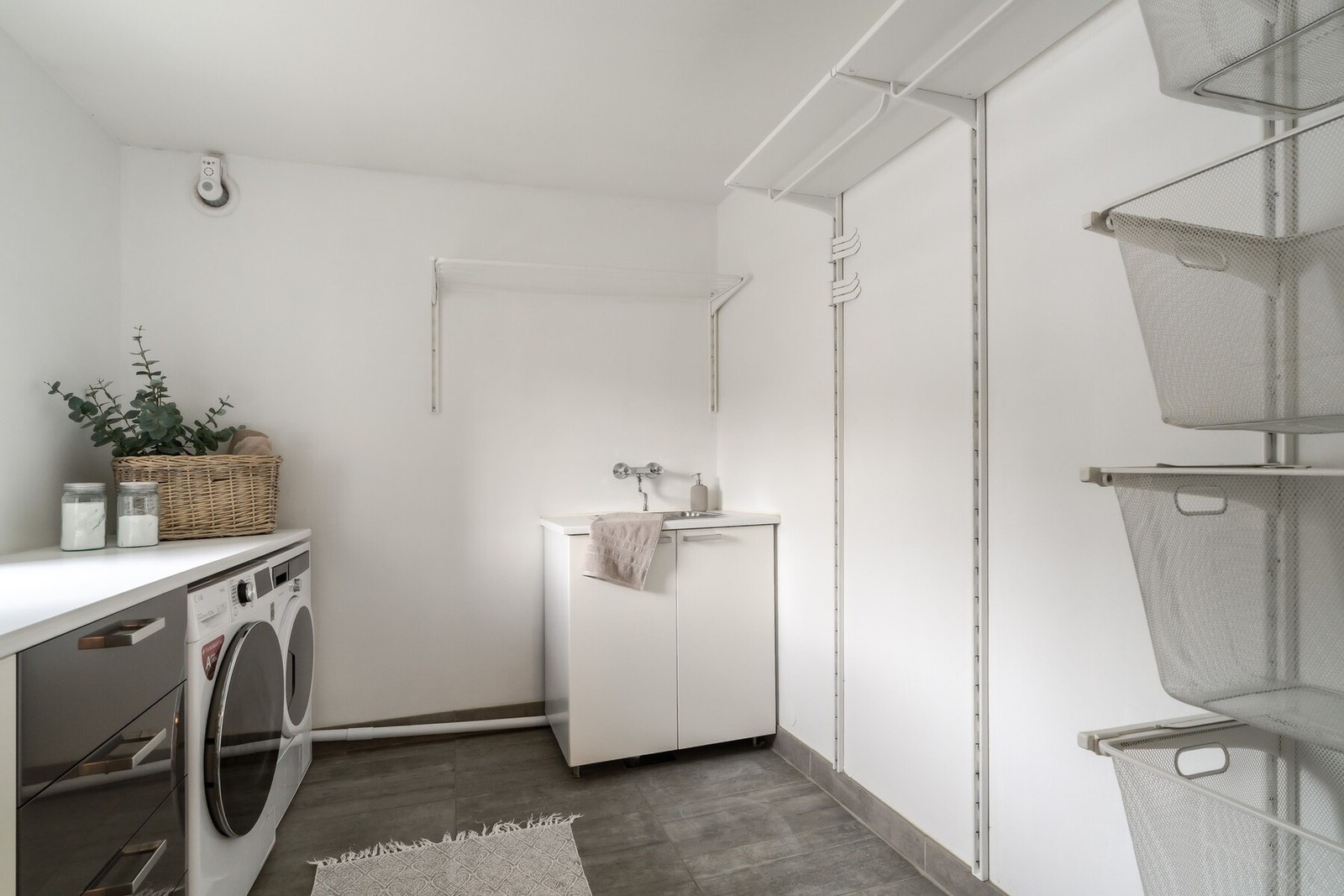 Vaskerommet er oppgradert i 2013 og har fått TG 2 av takstmann pga bom i flis og underdimmensjonert fall. Fallet er målt til 11 mm, mens kravet i dag er 25 mm. Galleribilde