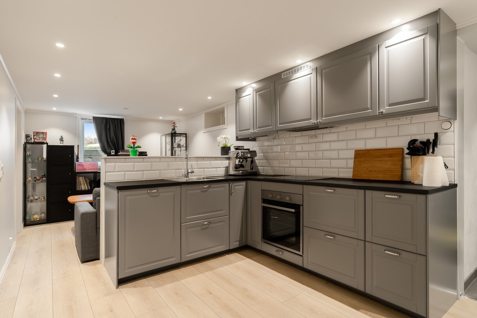 Praktisk kjøkken med både over- og underskap samt gode skuffeløsninger. Flislagt mellom benk og overskap gir et stilrent og lettstelt uttrykk. Galleribilde