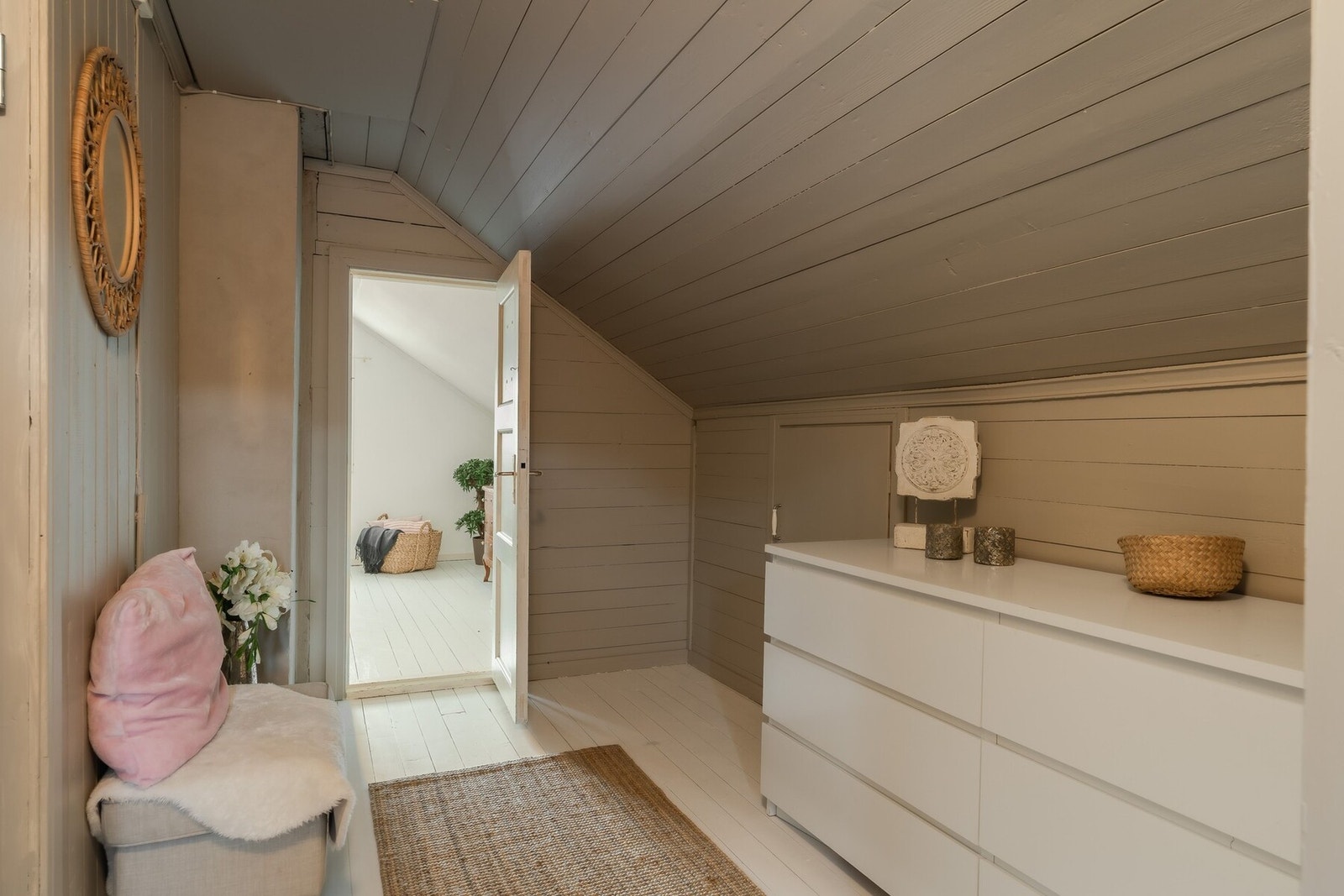 Loftet byr på 2 soverom på gode størrelser hhv 12,8 m² og 6,8 m², samt flere kneloft som gir gode lagringsmuligheter. Galleribilde