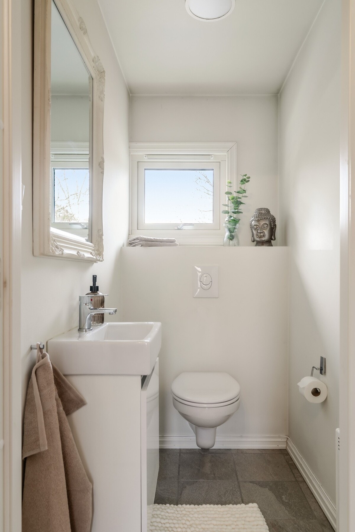 I tilknytning til badet finner man et eget toalettrom - en funksjonell løsning som forenkler hverdagen. Galleribilde
