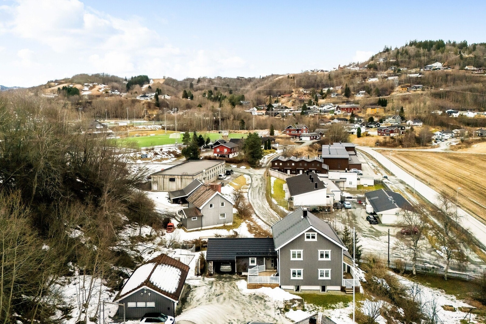 Drenering på bakside oppgradert i 2021, drenering rundt carport og rundt
hjørnet er oppgradert i 2019. Galleribilde