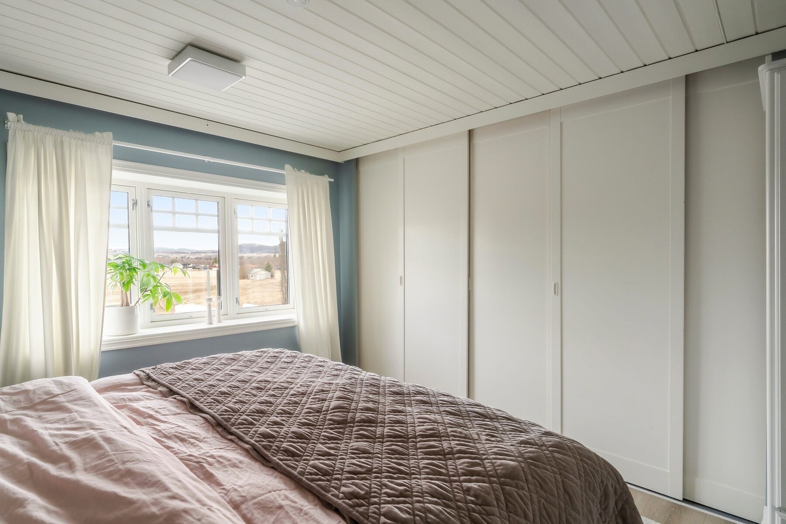 Rommet har fine lysforhold med morgensol og utsikt. Galleribilde