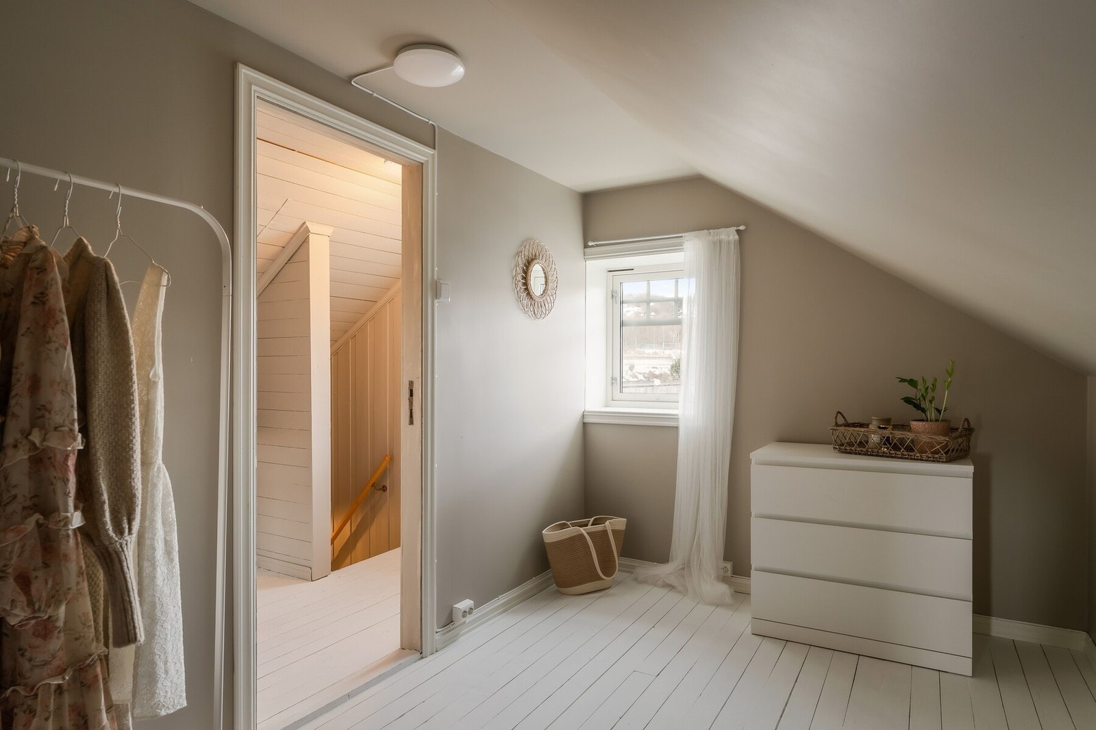 Også dette rommet har godt med naturlig lys fra vindu. Galleribilde