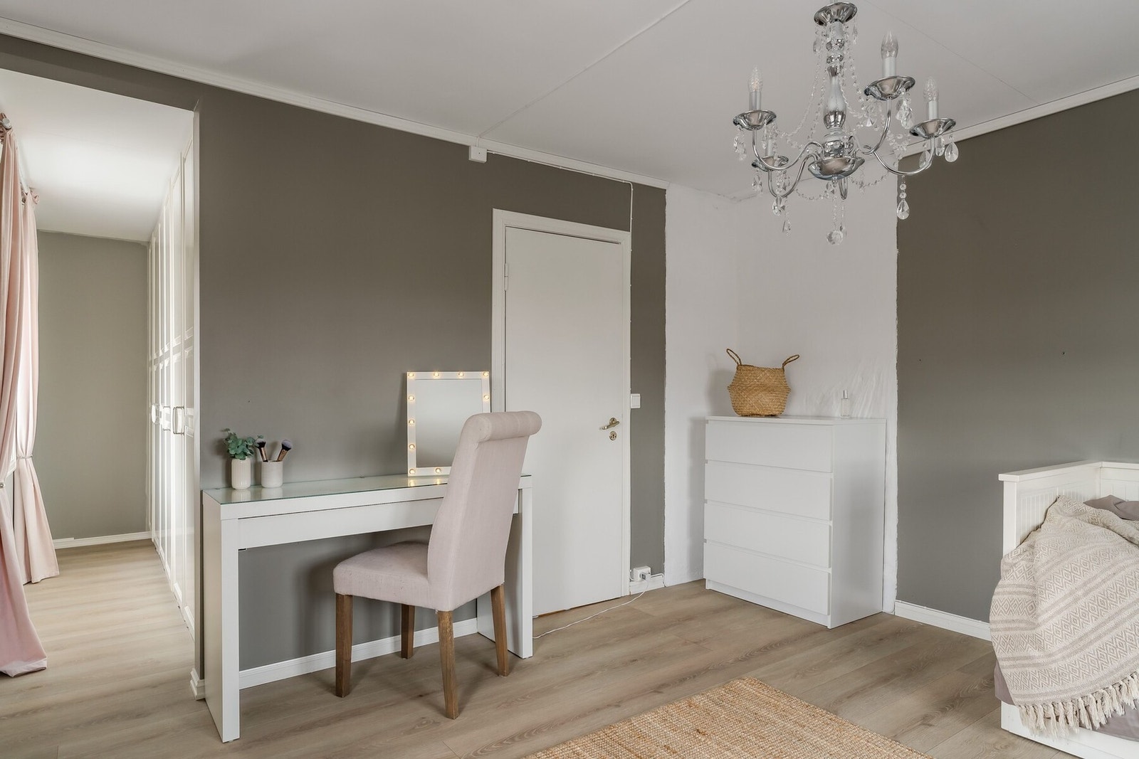 Rommet har også en stilig og praktisk garderobeløsning - perfekt for deg som ønsker smarte løsninger. Galleribilde