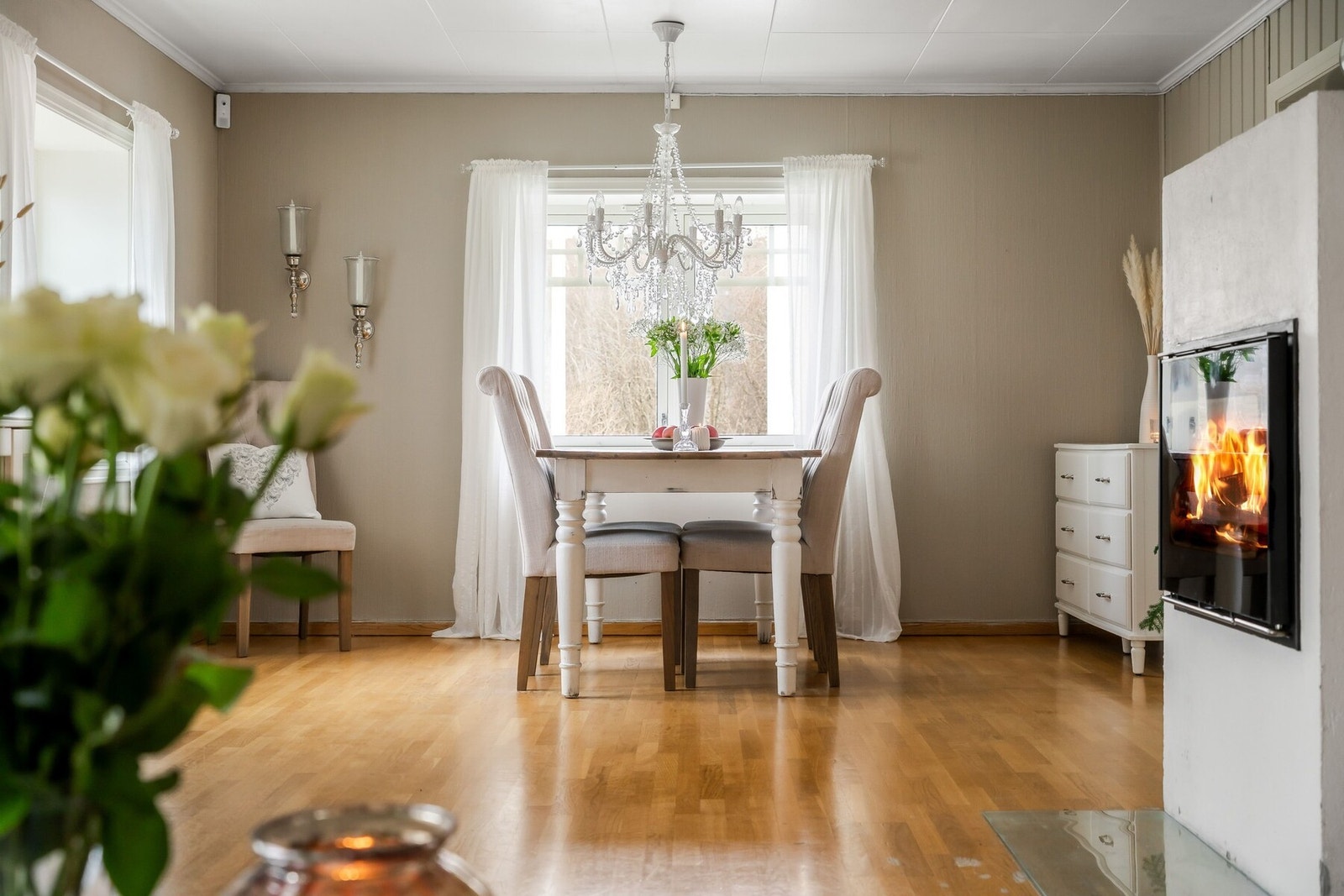 Spisestuen er plassert ved kjøkkenet og har en nydelig, innebygd peis. Galleribilde