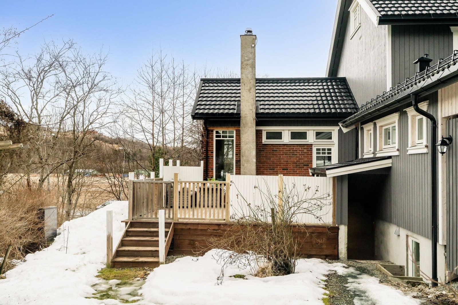 Alle tre terrassene er etablert i 2020/2021 og er i impregnert trevirke. Galleribilde