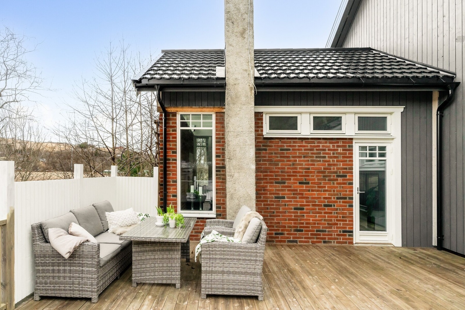 Herlig terrasse med en generøs størrelse og gode møbleringsmuligheter - plass til både sittegrupper og spiseplasser. Galleribilde