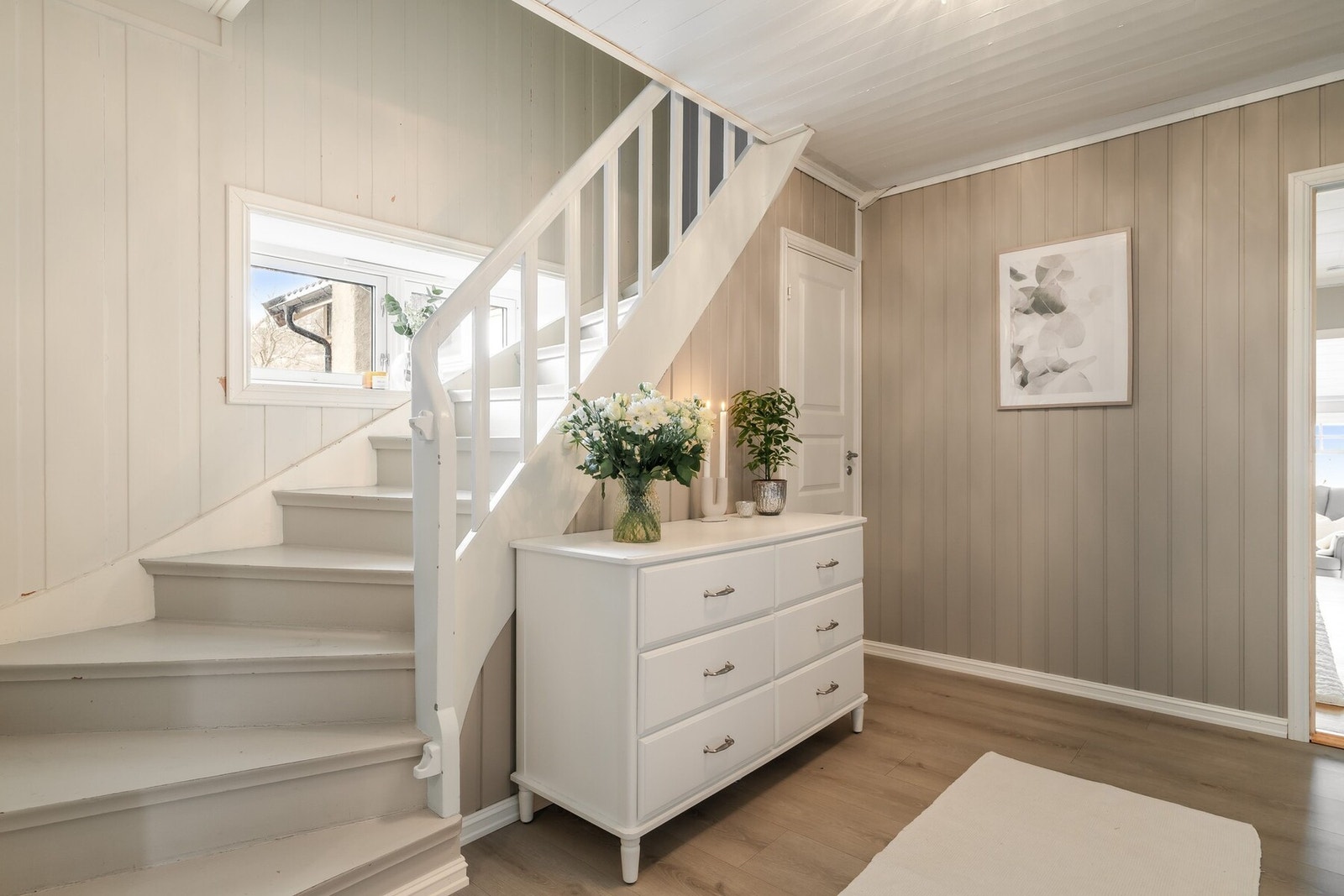 Fra gangen ledes veien videre til øvrige rom og trapp til overetasjene. Galleribilde