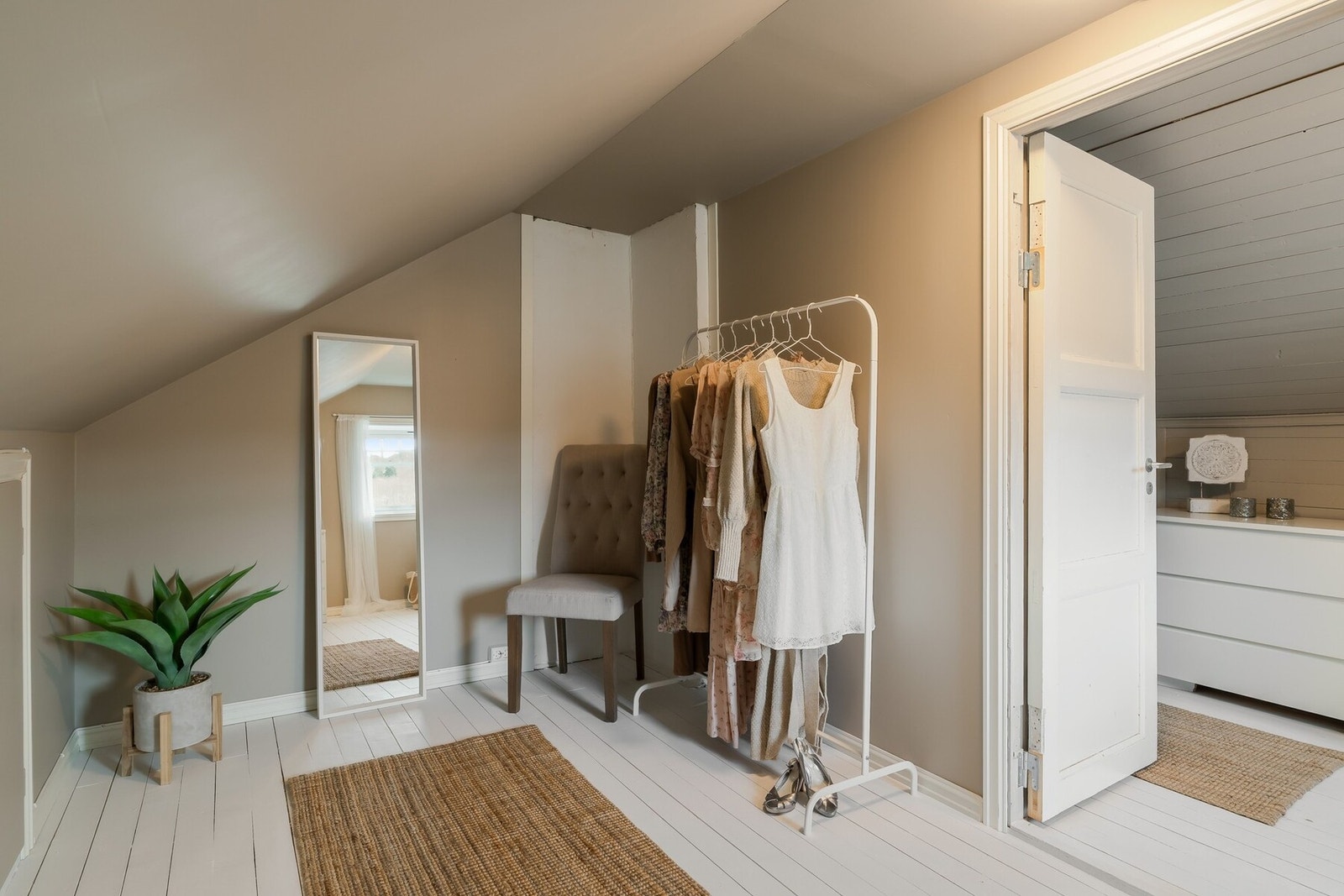 Det andre rommet er i dag innredet som walk-in garderobe og har nylig fått instalert lys og strøm. Galleribilde