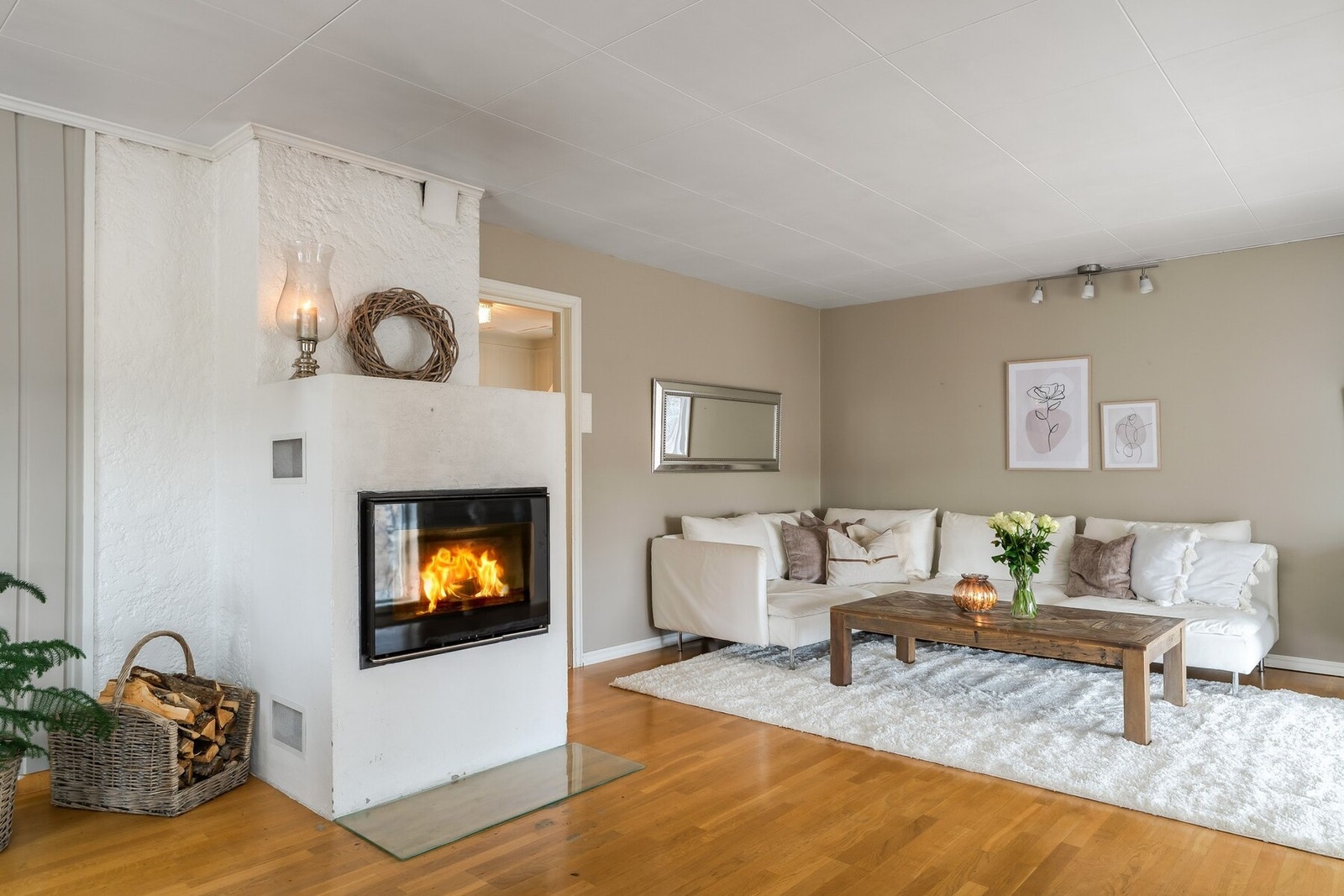 Eiendommen ligger i et etablert område med fin beliggenhet og utsyn over nærområdet - samtidig er det kort vei til det meste man trenger i hverdagen. Galleribilde