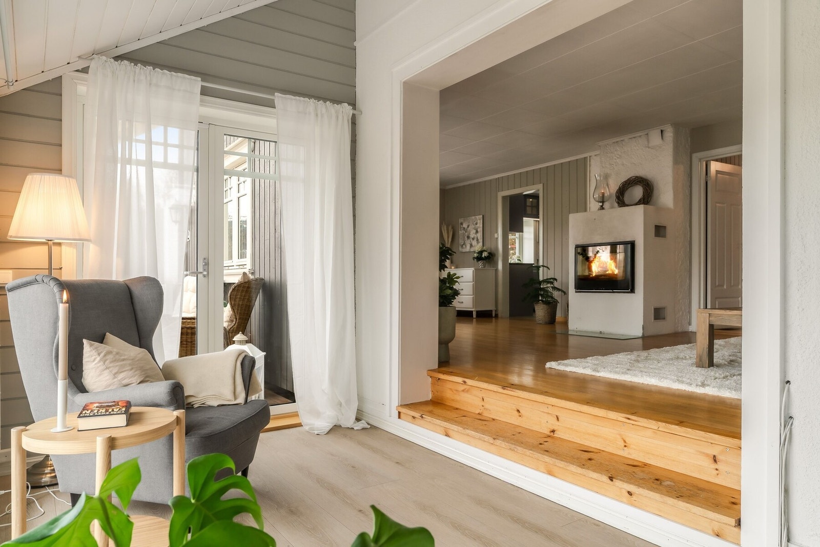 Mellom stuene er det også utgang til balkongen, noe som gir flere soner for uteopphold og en god flyt mellom inne- og uteområdene. Galleribilde