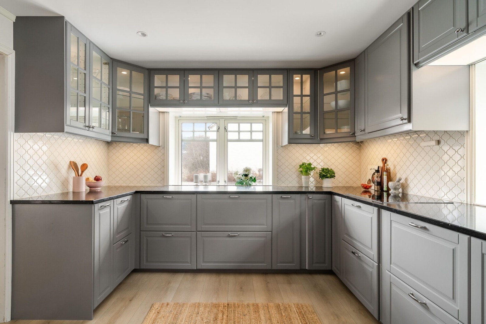 Kjøkkenet er fra 2020 og har store vindusflater som slipper inn rikelig med naturlig lys. Galleribilde