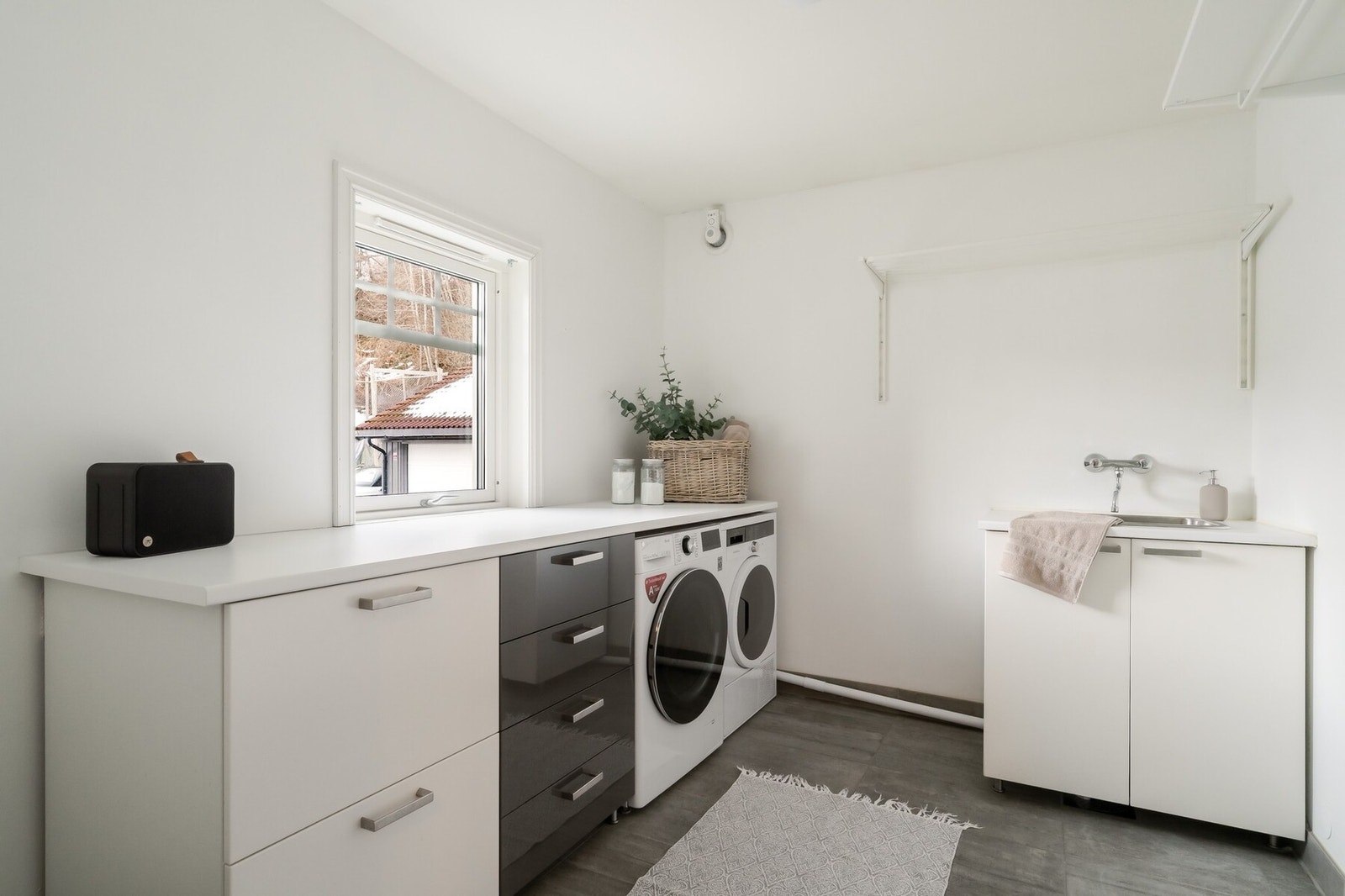 Eget vaskerom på ca. 6,9 m² med gode arbeidsflater, opplegg for vaskemaskin og tørketrommel samt gode oppbevaringsmuligheter. Galleribilde