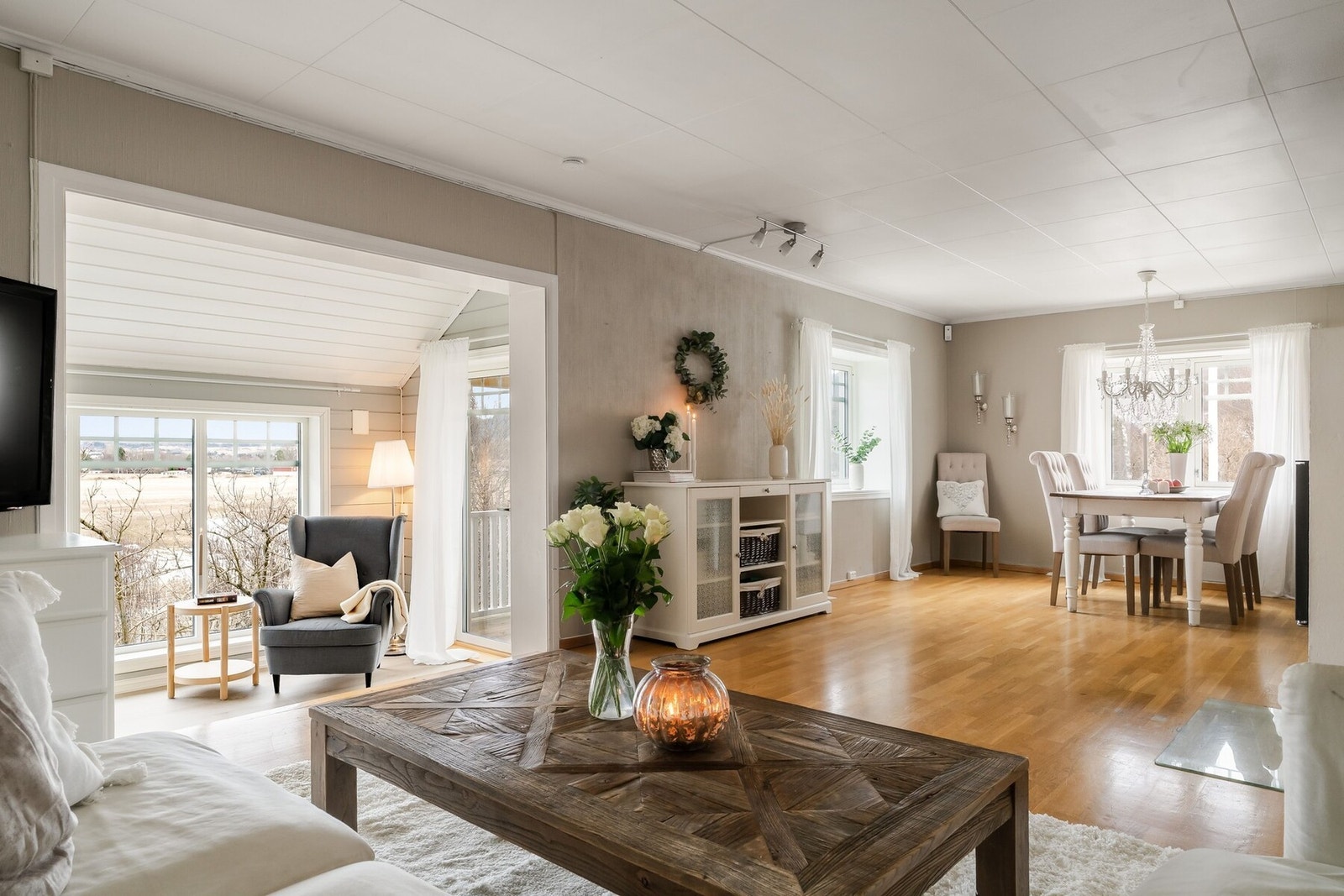 Innbydende stue med flere oppholdsrom i ett, med naturlig overgang mellom stue og kjøkken Galleribilde