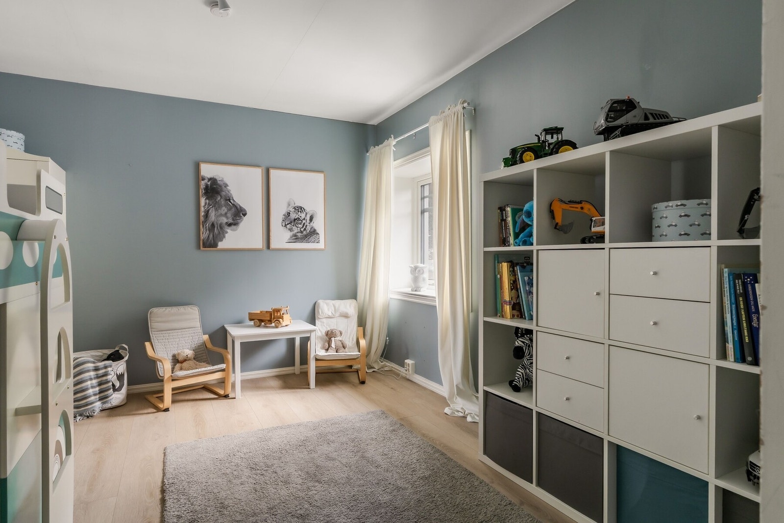 Trivelig soverom på ca. 12,2 m² som i dag brukes som barnerom . Galleribilde