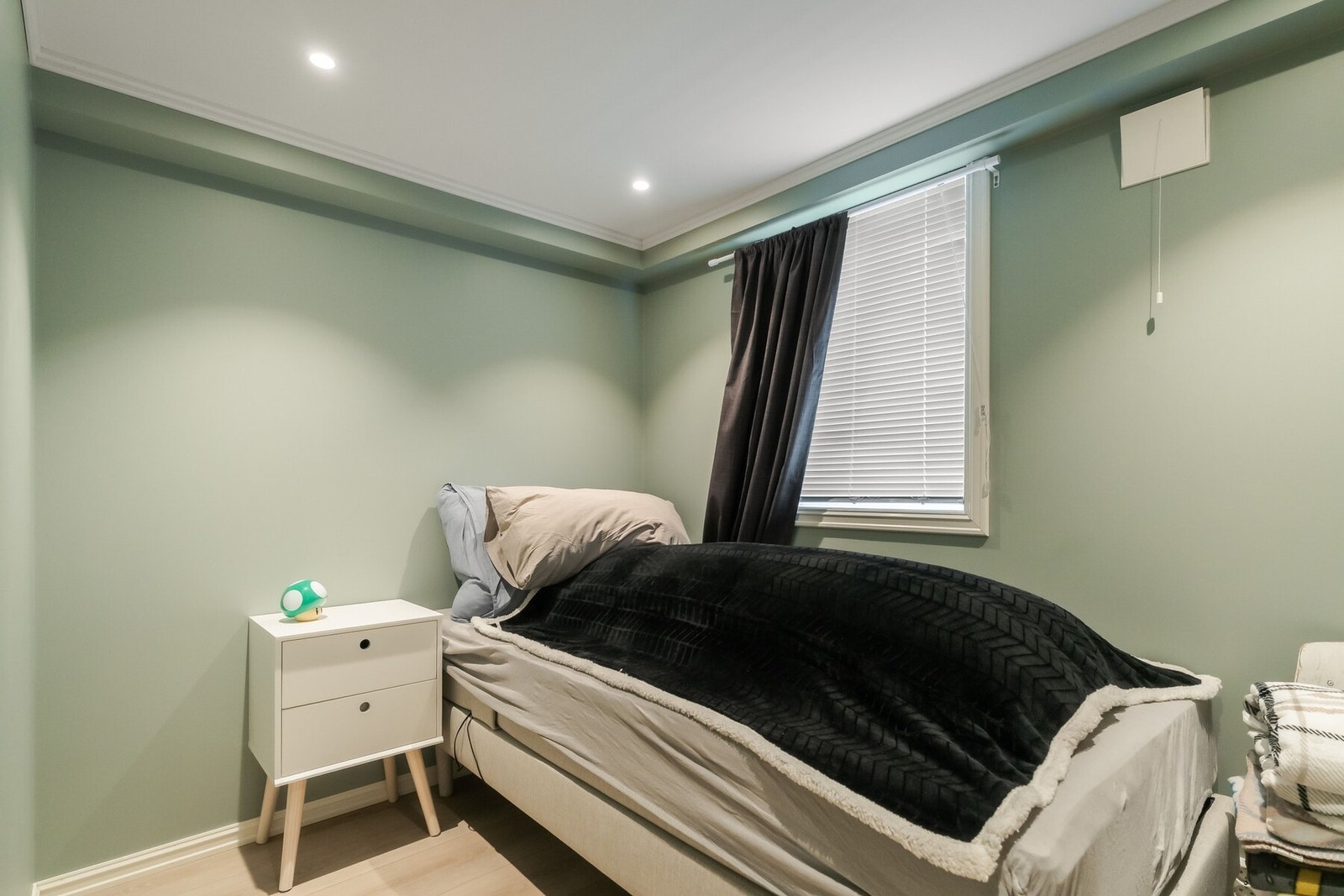 Det er tre soverom i kjeller på henholdsvis 13,9 m², 10,1 m² og 8,5 m². Galleribilde