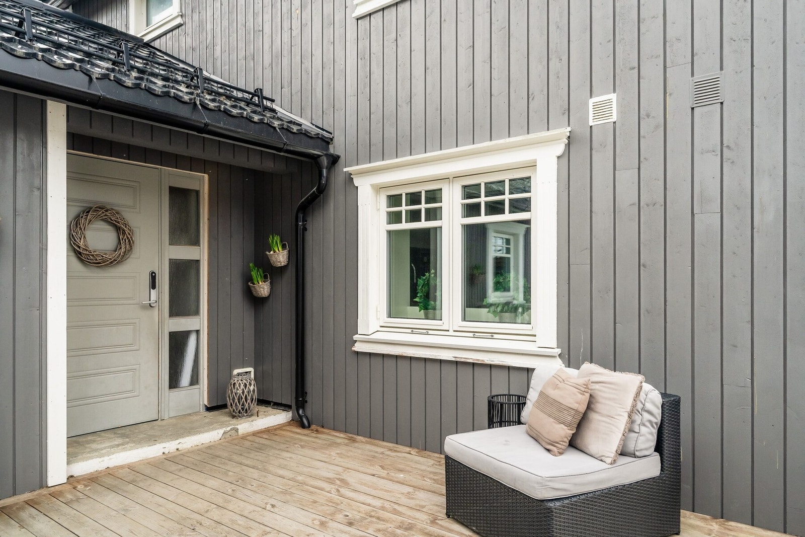 Hyggelig terrasse ved ytterdøren gjør at man har et praktisk og flott inngangsparti. Terrassen har fått TG 1 fra takstmann, med merknad om at rekkverkshøyden på 94 og 98 cm er lavere enn kravet på 100 cm. Galleribilde