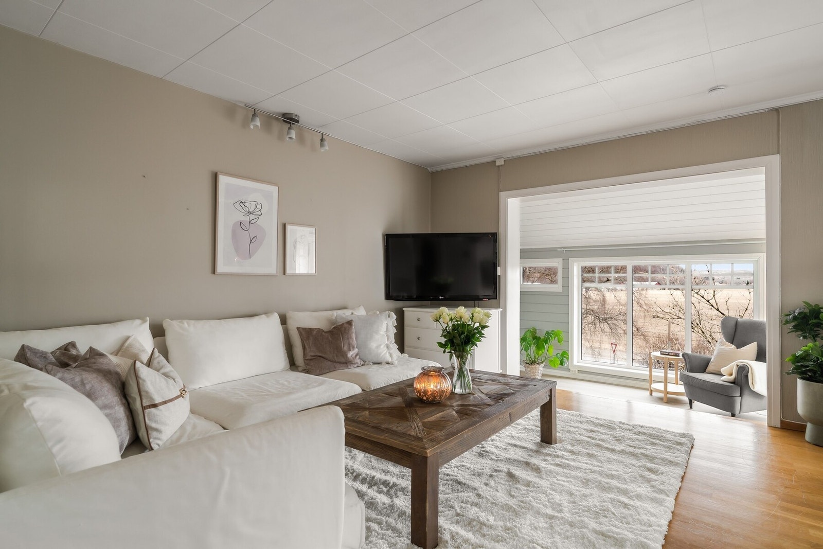 Fra den ene stuen har man tilgang til en mellomstue, hvor store vindusflater gir rikelig med lys og god utsikt. Galleribilde