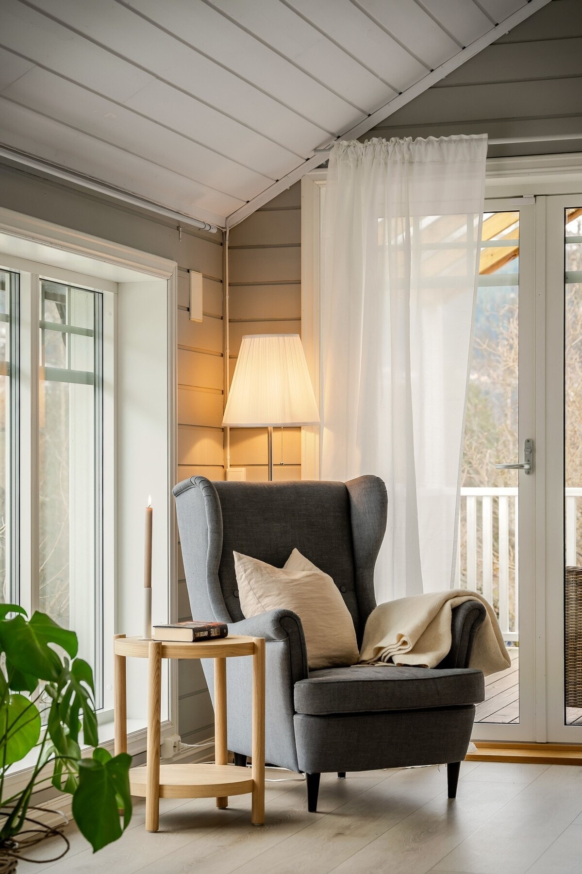 Fra mellomstuen har du utgang til en hyggelig balkong som gir gode muligheter for å nyte solen gjennom dagen. Galleribilde