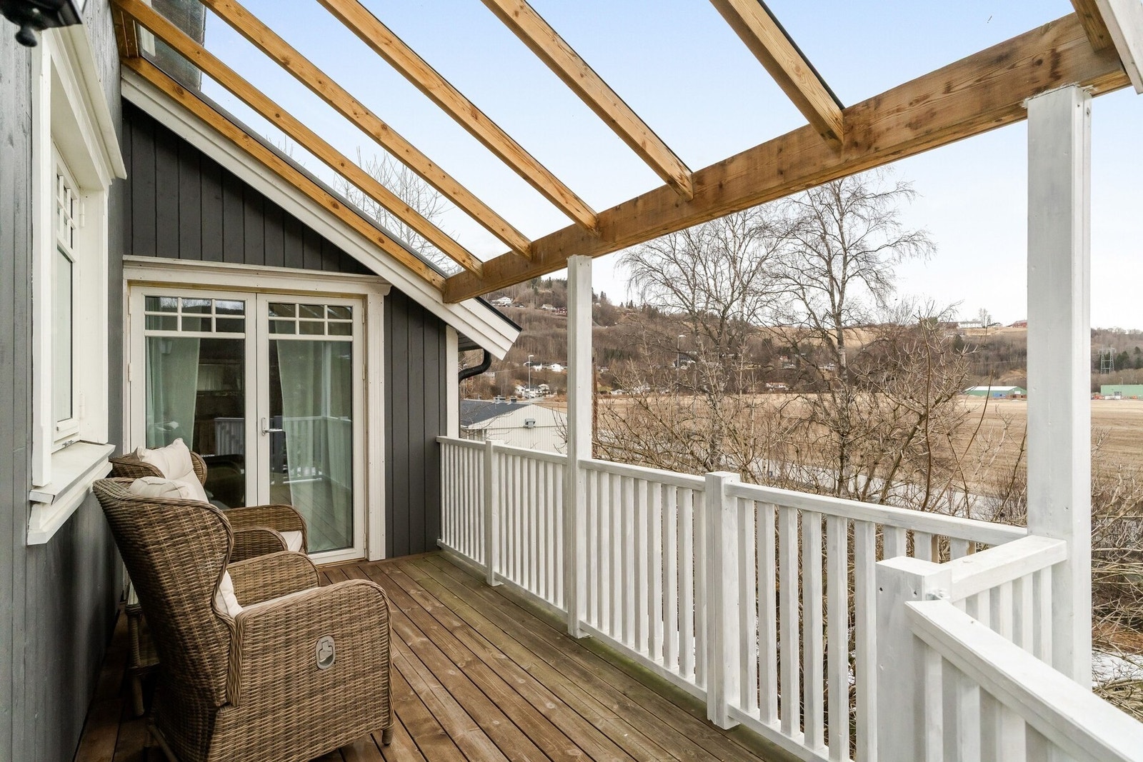 Balkongen har takoverbygg, slik at man kan sitte tørt om det skulle komme noen regndråper. Galleribilde