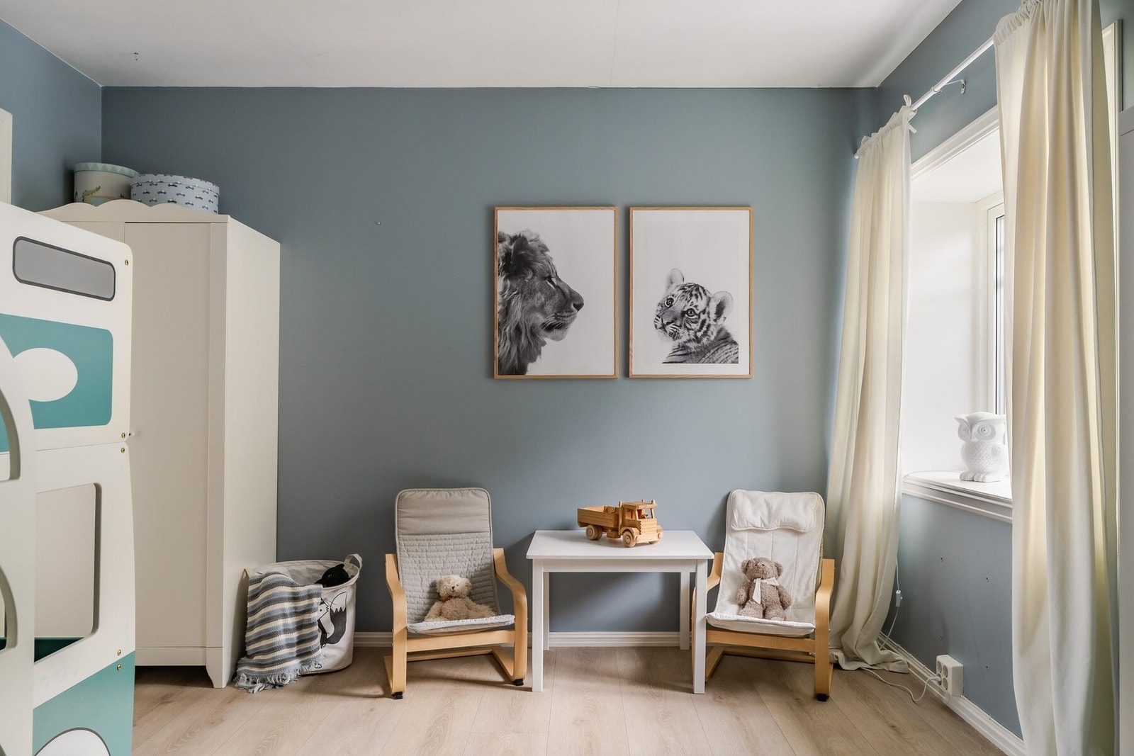 Her har med god plass til seng, lekehjørnet og oppbevaringsmøbler. Galleribilde