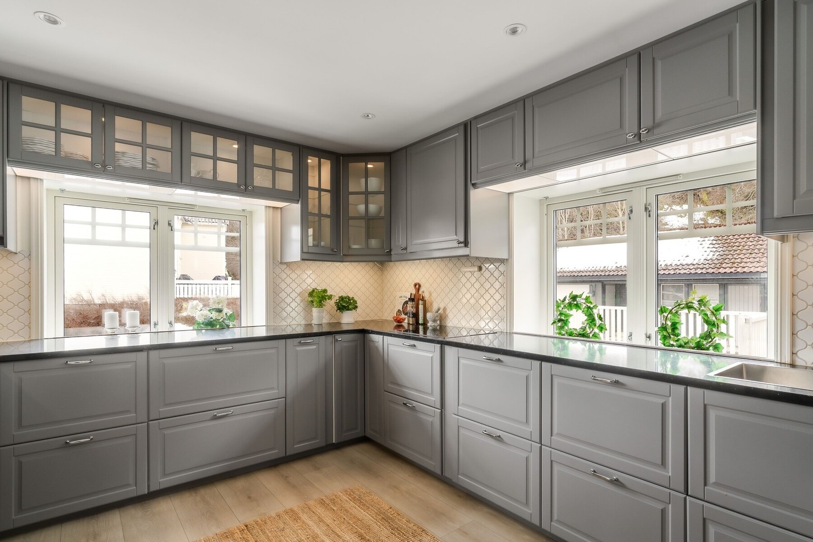 Det er svært godt med oppbevaringsplass i både over- og underskap samt praktiske skuffer hvor det også er skuff-i-skuff løsning Galleribilde