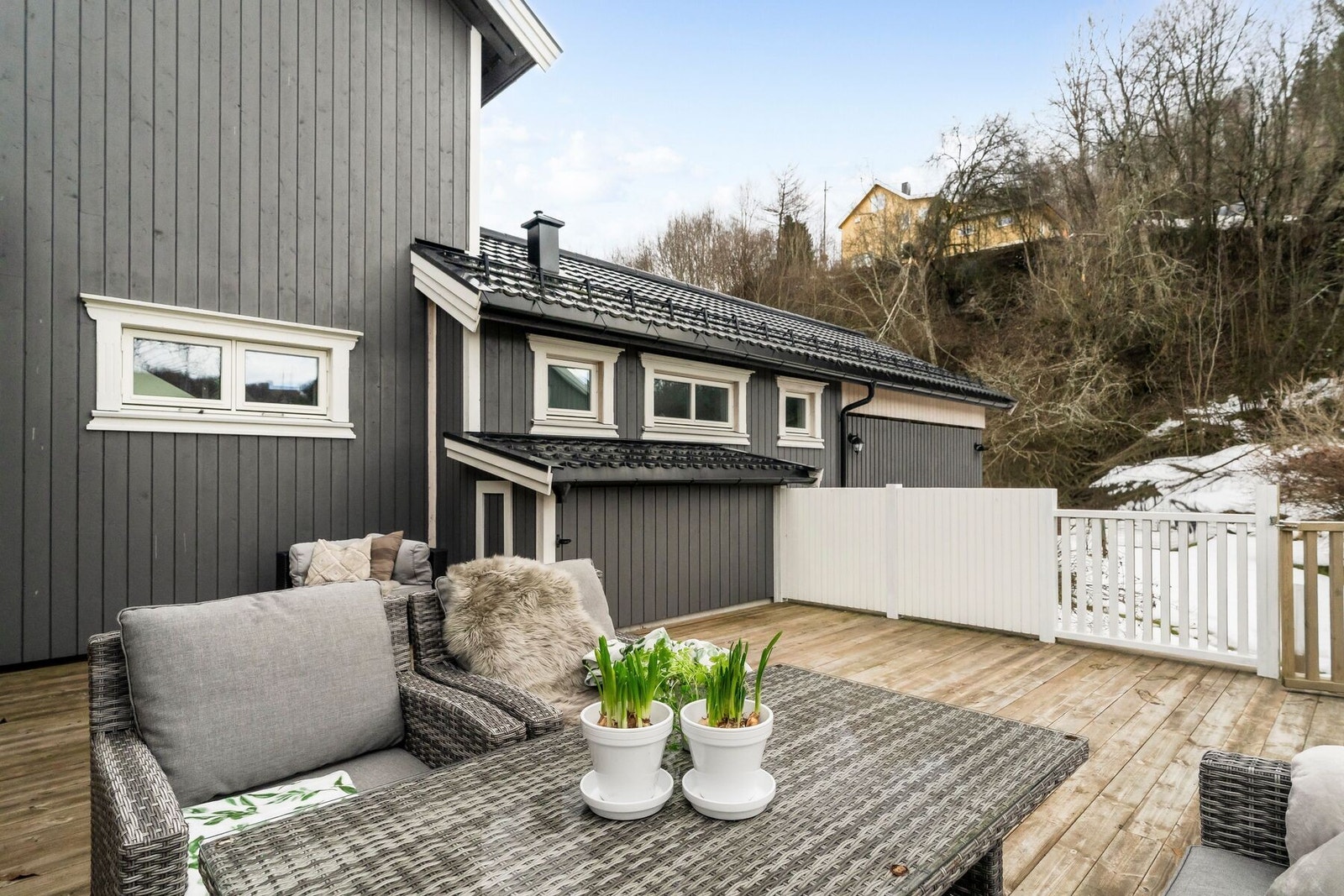 En perfekt samlingsplass for hyggelige uteopphold med sin skjermede beliggenhet. Galleribilde