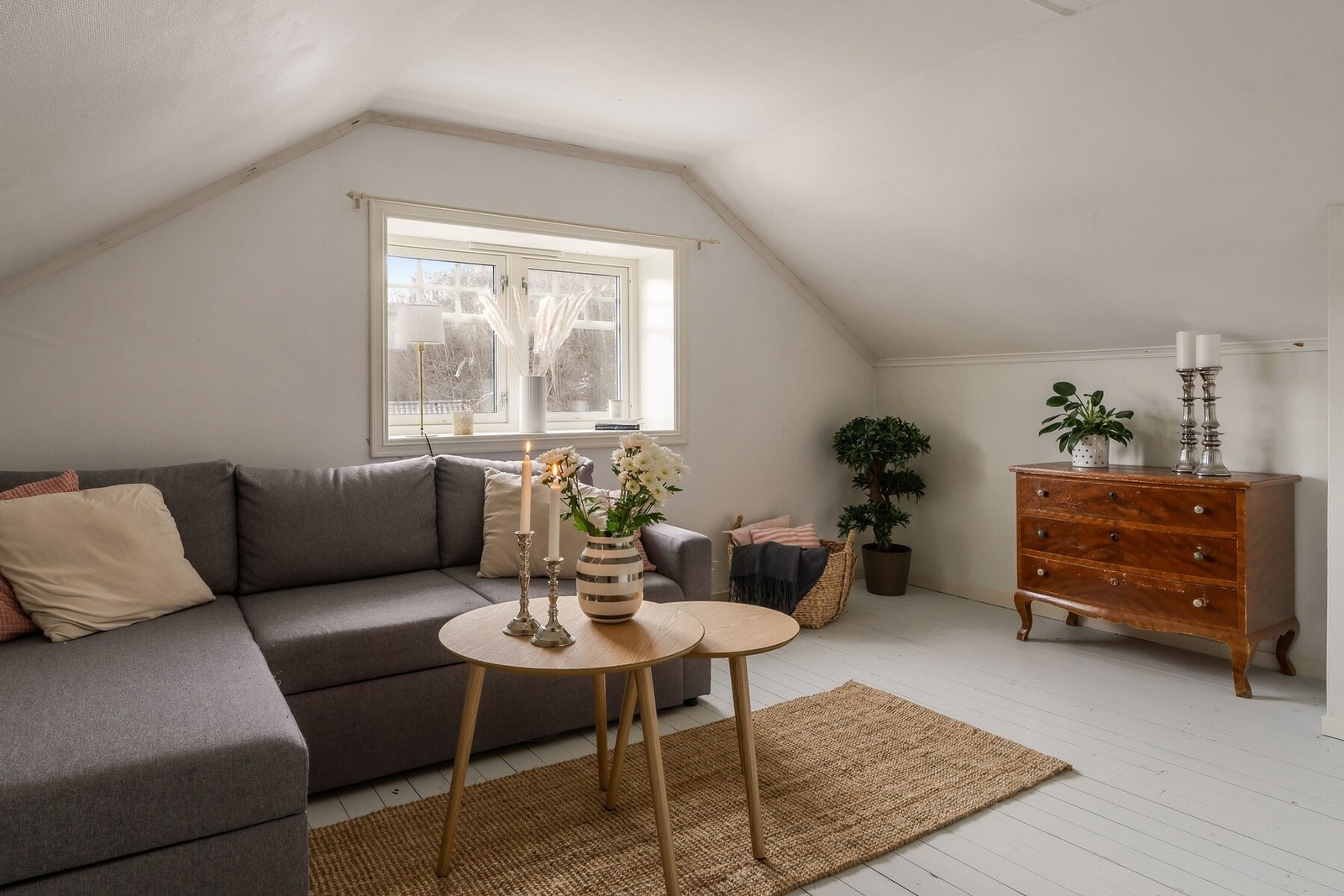 Det ene soverommet blir i dag benyttet som loftstue. Galleribilde