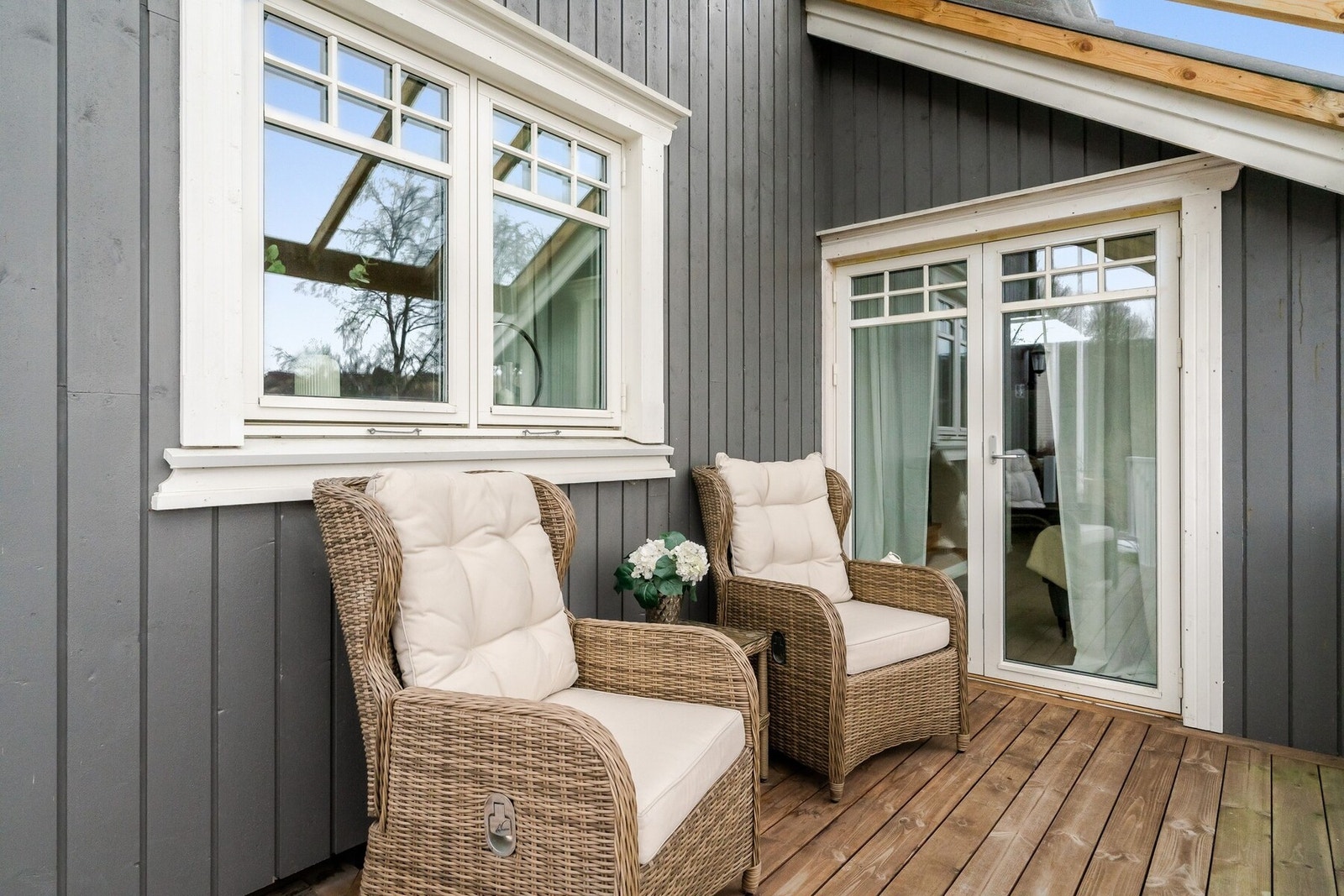 Her kan man sitte å nyte den fabelaktige utsikten utover området. Galleribilde