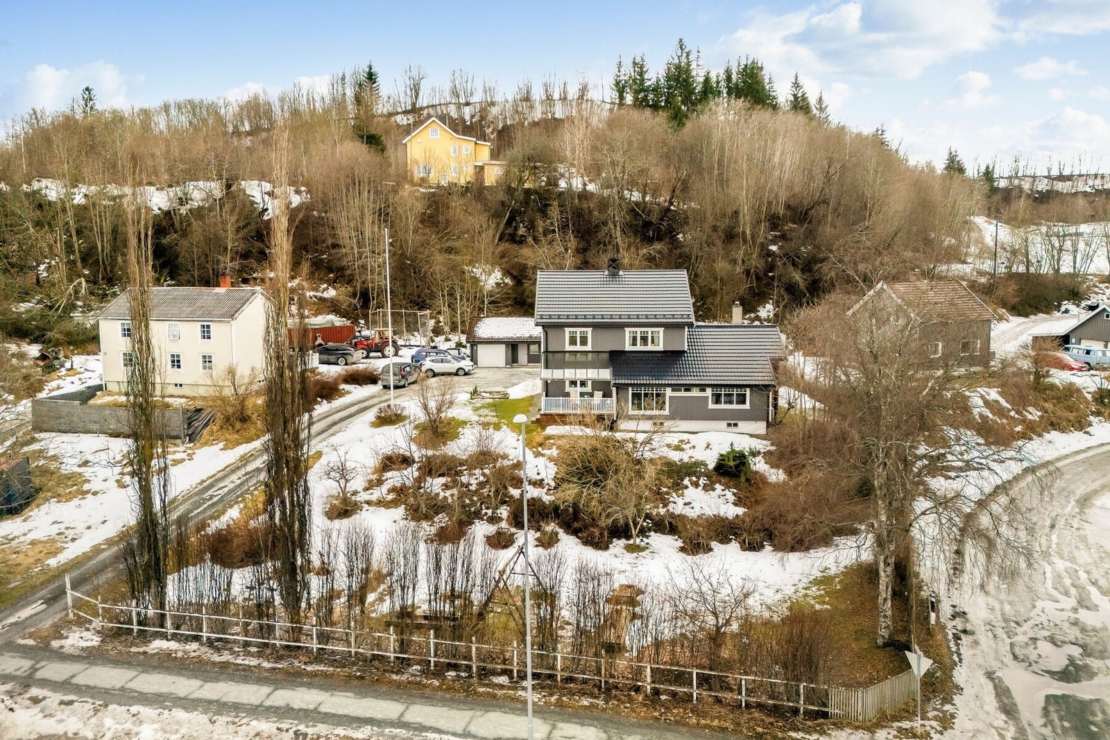 Taktekking og renner skiftet i 2018. Det er etterisolert og skiftet kledning i 2018. Store deler av vinduene er skiftet i 2018 og 2019. Galleribilde