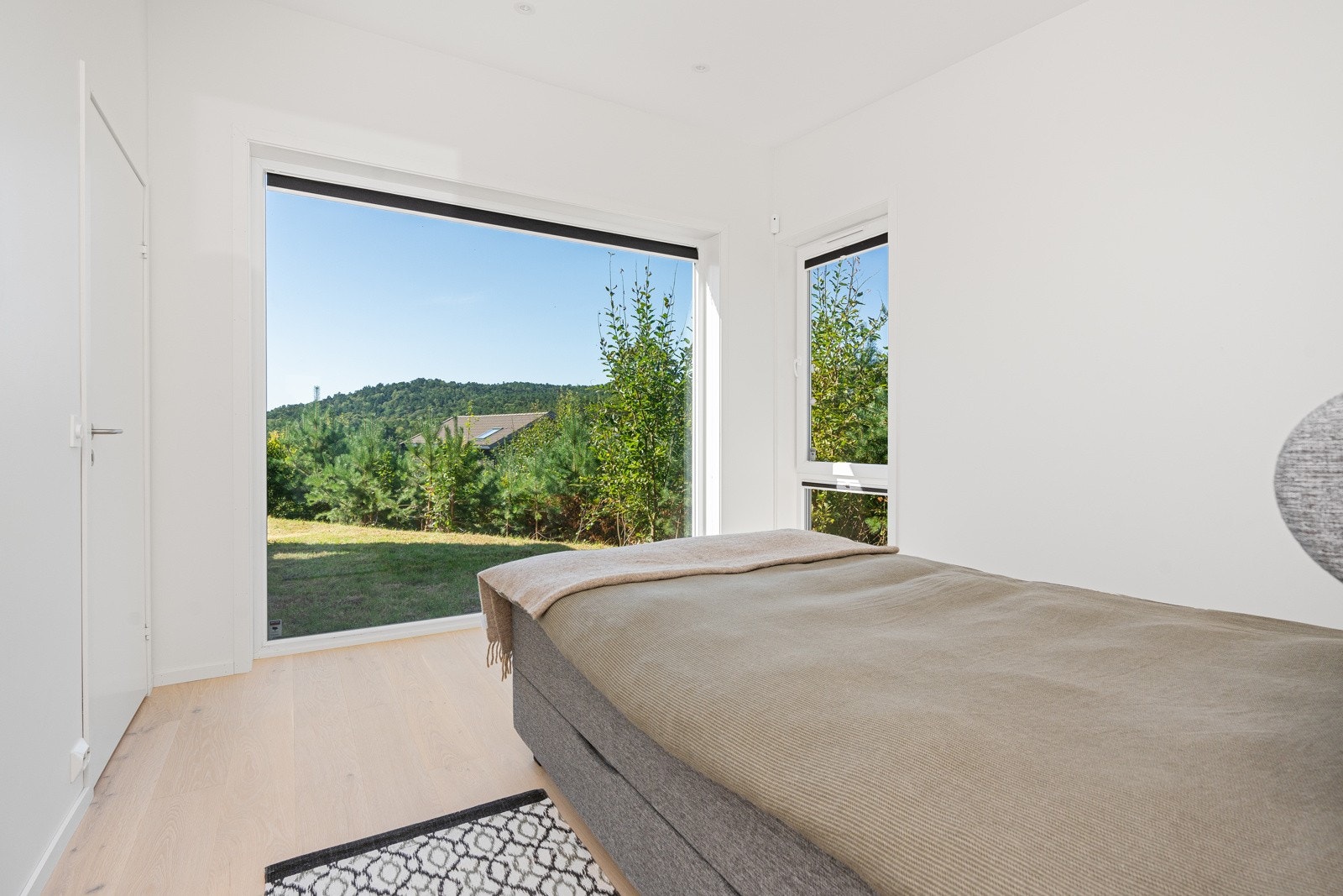 Hovedsoverom med store vindusflater Galleribilde