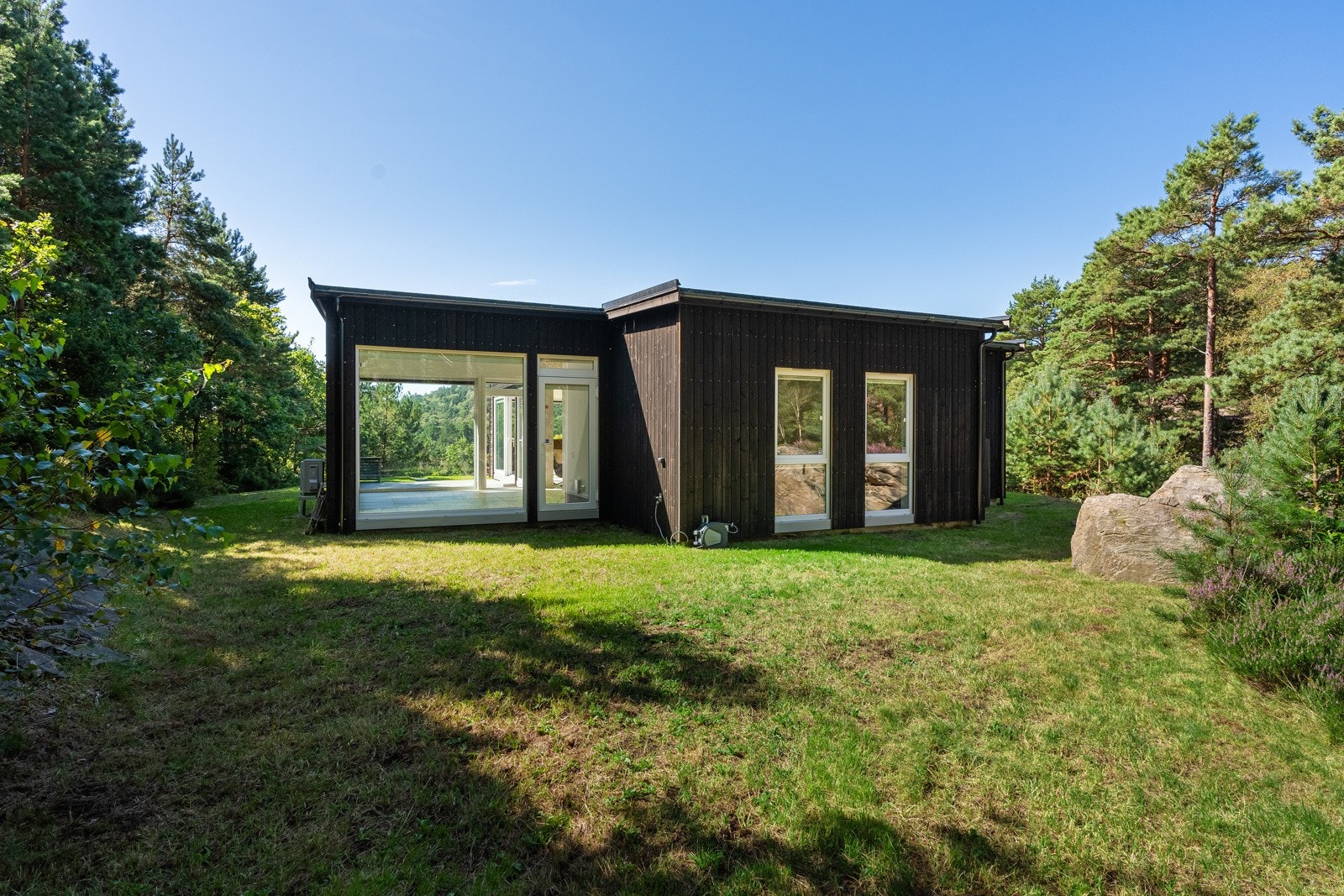 Usjenert bakhage som grenser mot friareal Galleribilde