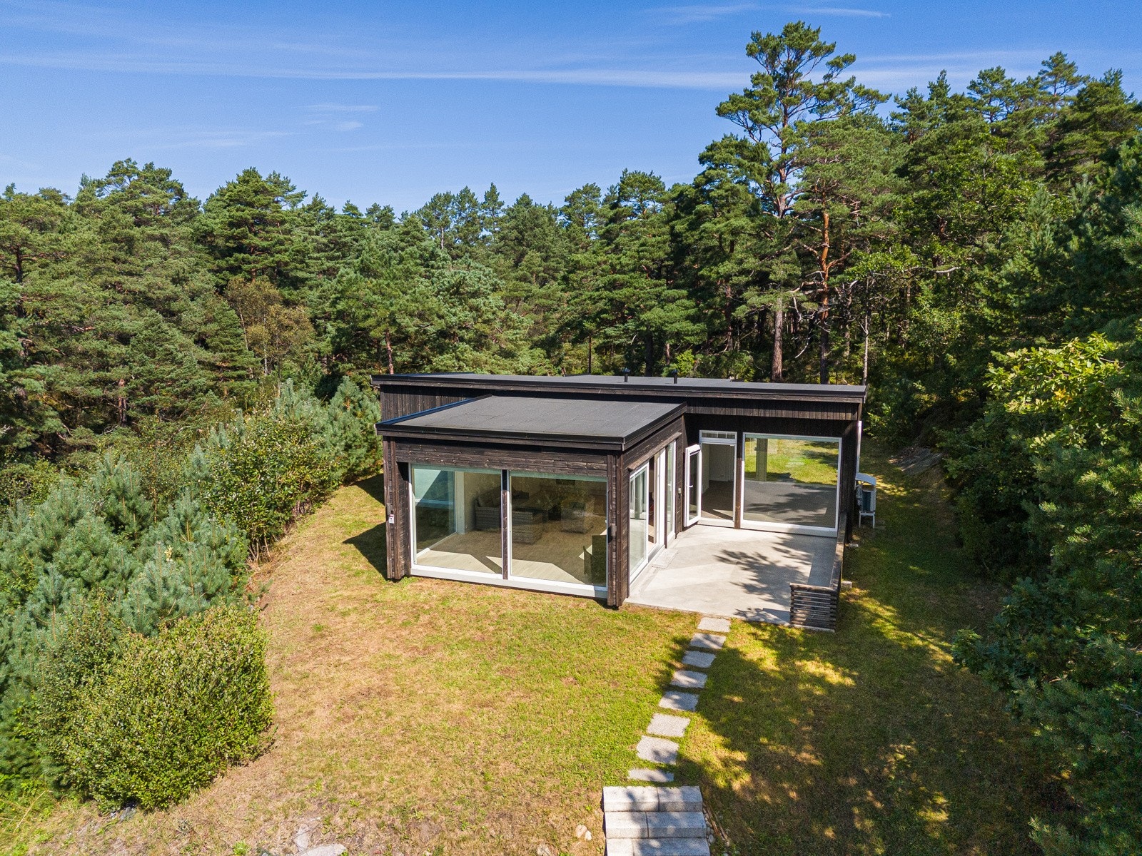 PrivatMegleren v/ Jonas Jaatun har gleden av å presentere Lillestølveien 24! Galleribilde