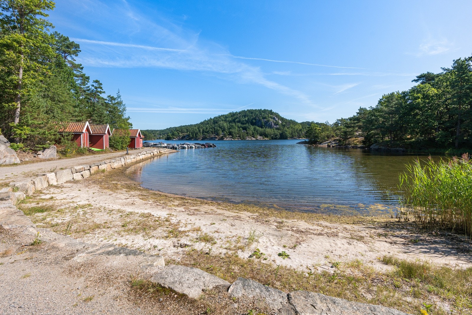 Sandstrand og båthavn 150 meter fra hytta Galleribilde