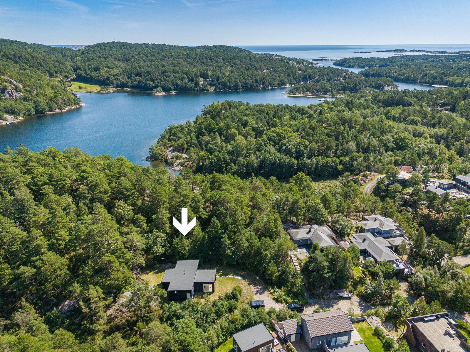 Fra hyttefeltet er det kortvei ut til det åpne hav Galleribilde