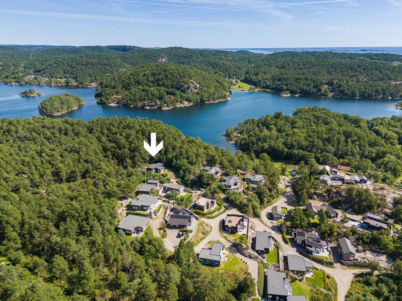 Lite brukt hytte med usjenert beliggenhet øverst i hyttefeltet med luftig utsyn Galleribilde