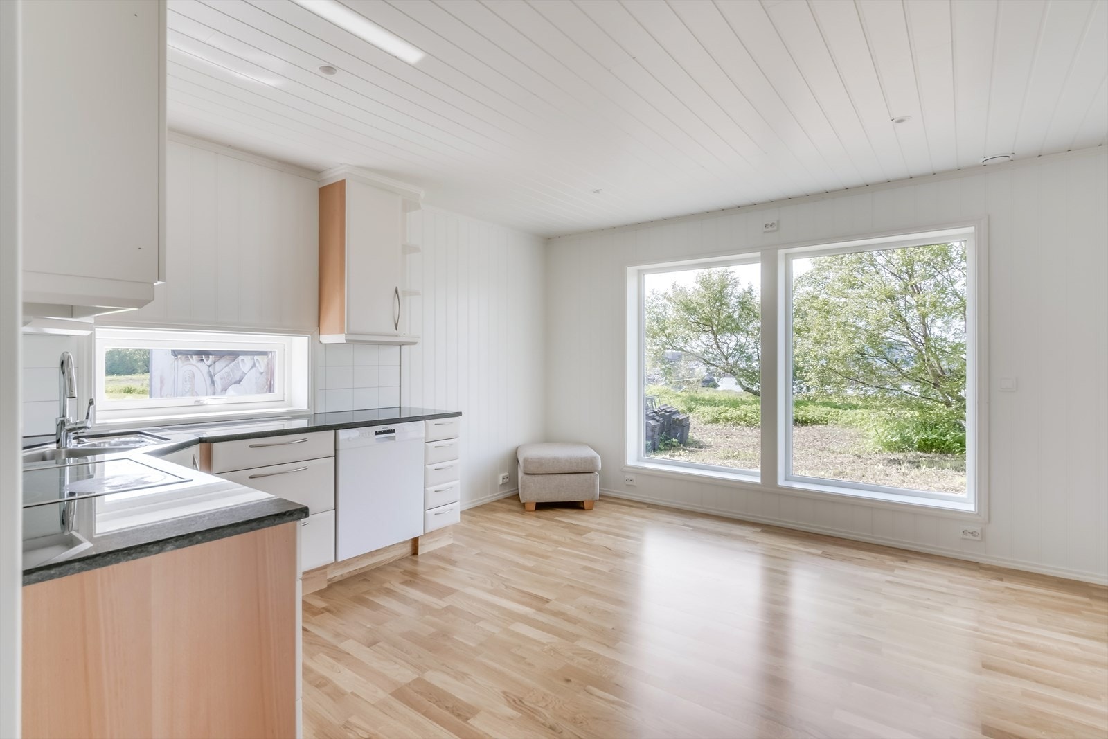 Leiligheten inneholder 1 soverom, badvaskerom, bodwalk-in closet og en stue i åpen løsning med kjøkkenet. Galleribilde