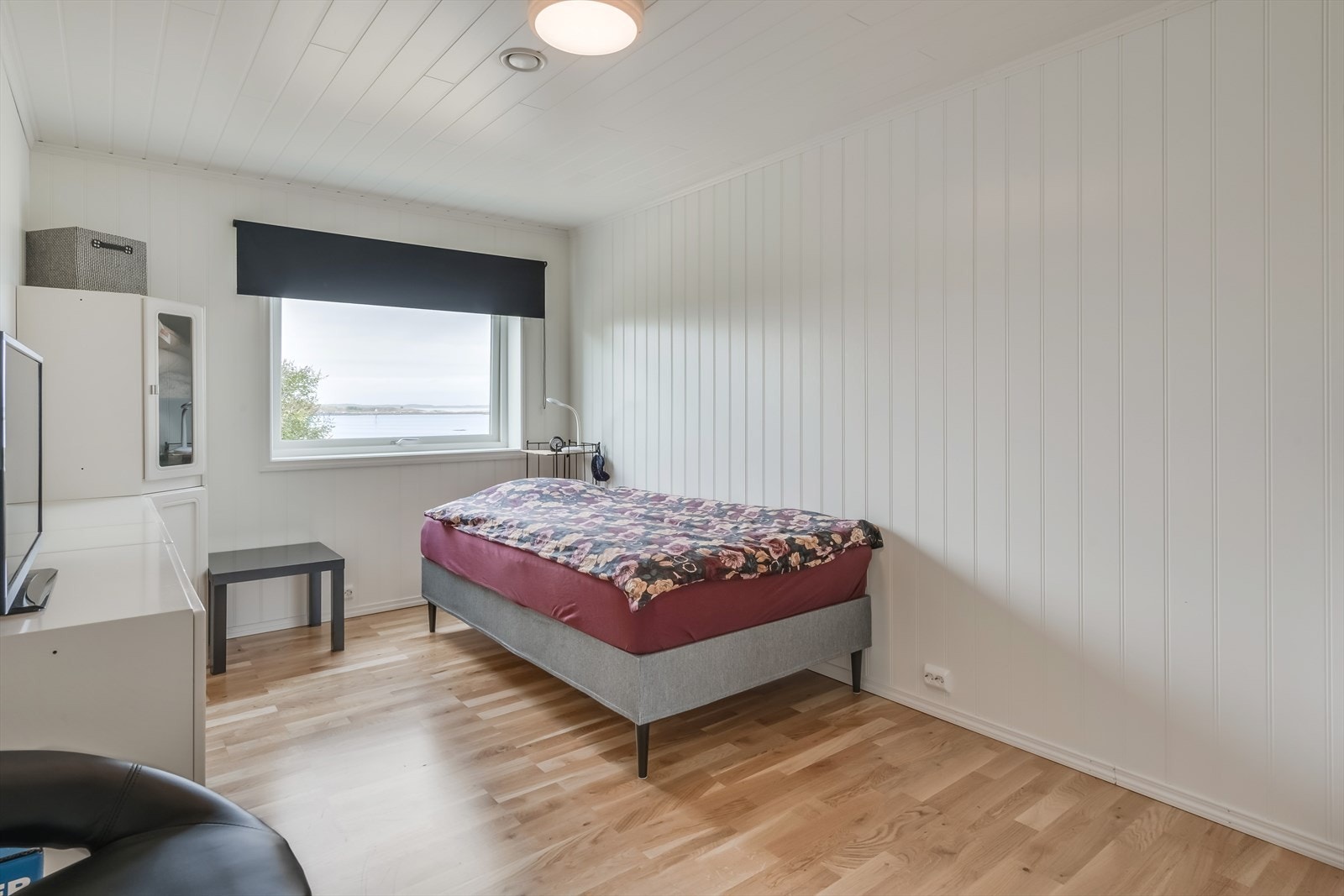 027_Alle soverom er romslige nok til å romme seng, nattbord og garderobeløsninger. Soverom 2 vendt mot nordvest på ca. 15 m²..jpg Galleribilde