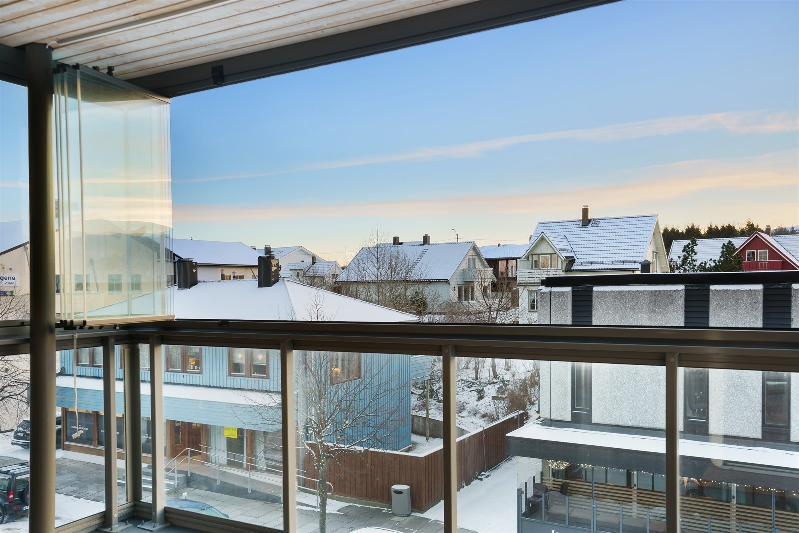 Innglassingen består av enkelglass, hvor glassene over rekkverkshøyde kan åpnes. Galleribilde