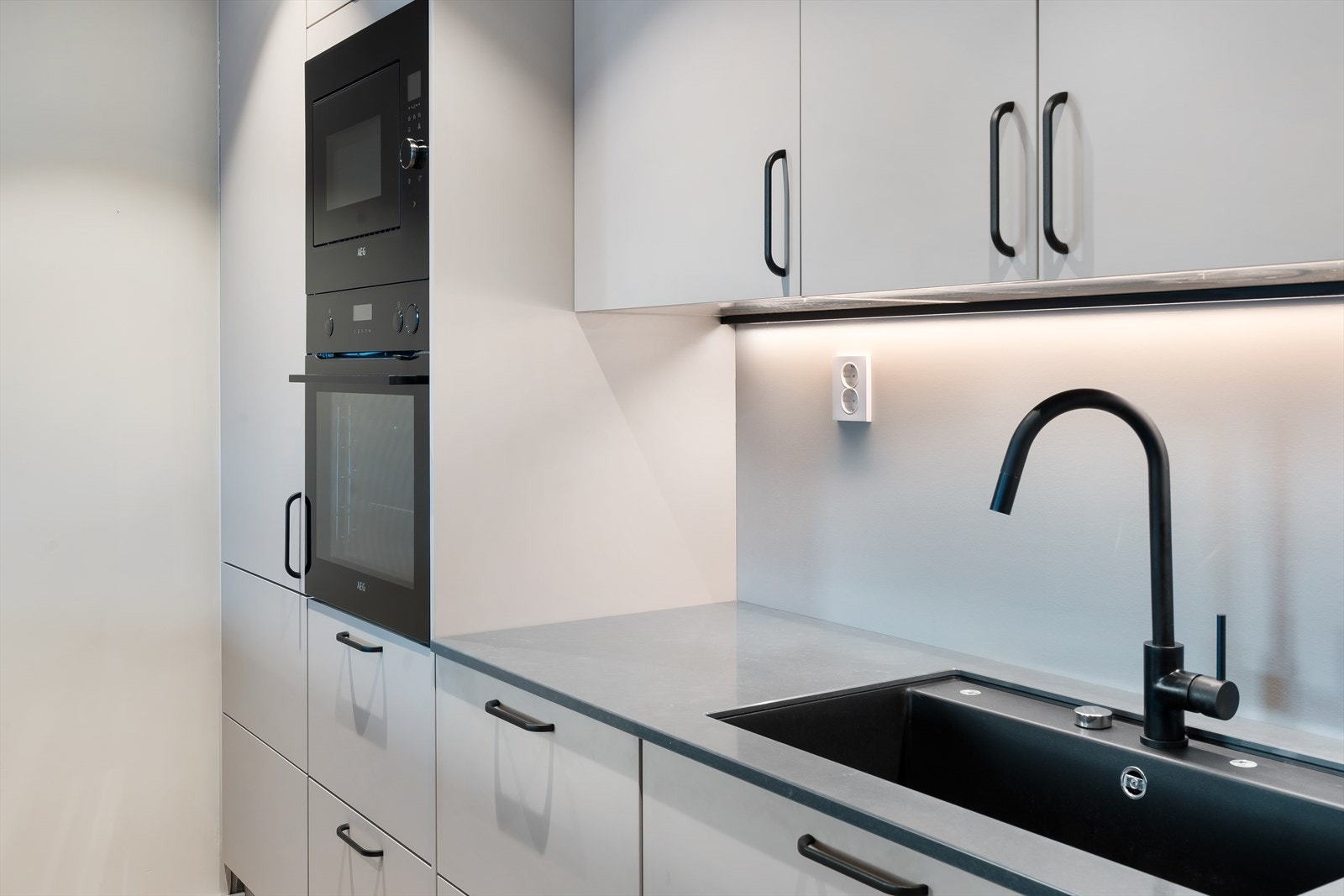 Ovnene er plassert i ergonomisk høyde for enklere og mer komfortabel matlaging. Galleribilde