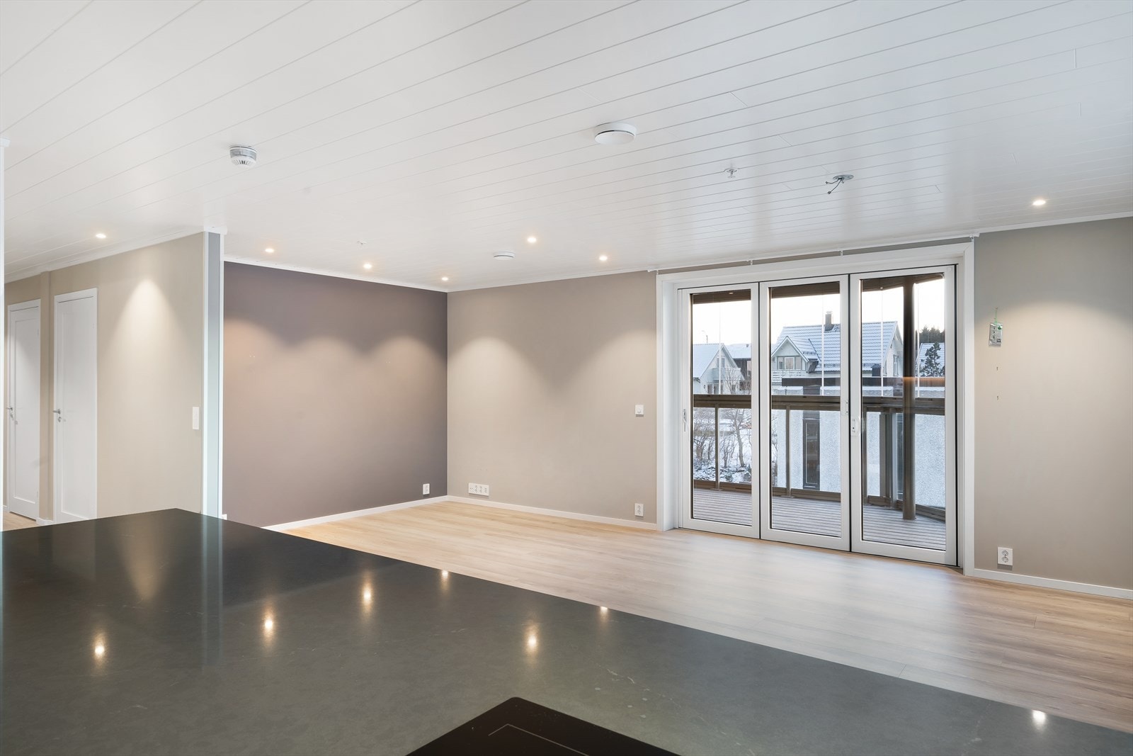 Den åpne kjøkkenløsningen knytter rommene sammen og gir en sømløs overgang mellom matlaging og sosiale aktiviteter. Galleribilde