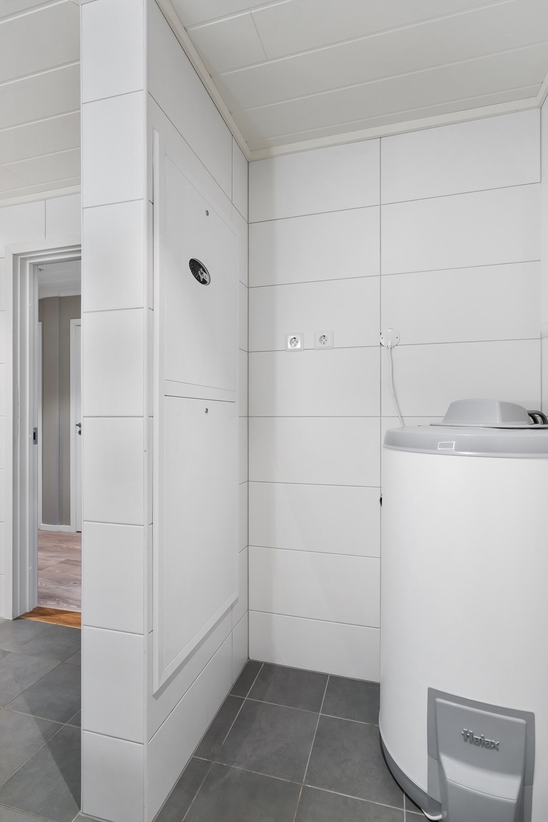 Det er vannbåren gulvvarme og opplegg for vaskemaskin. Galleribilde