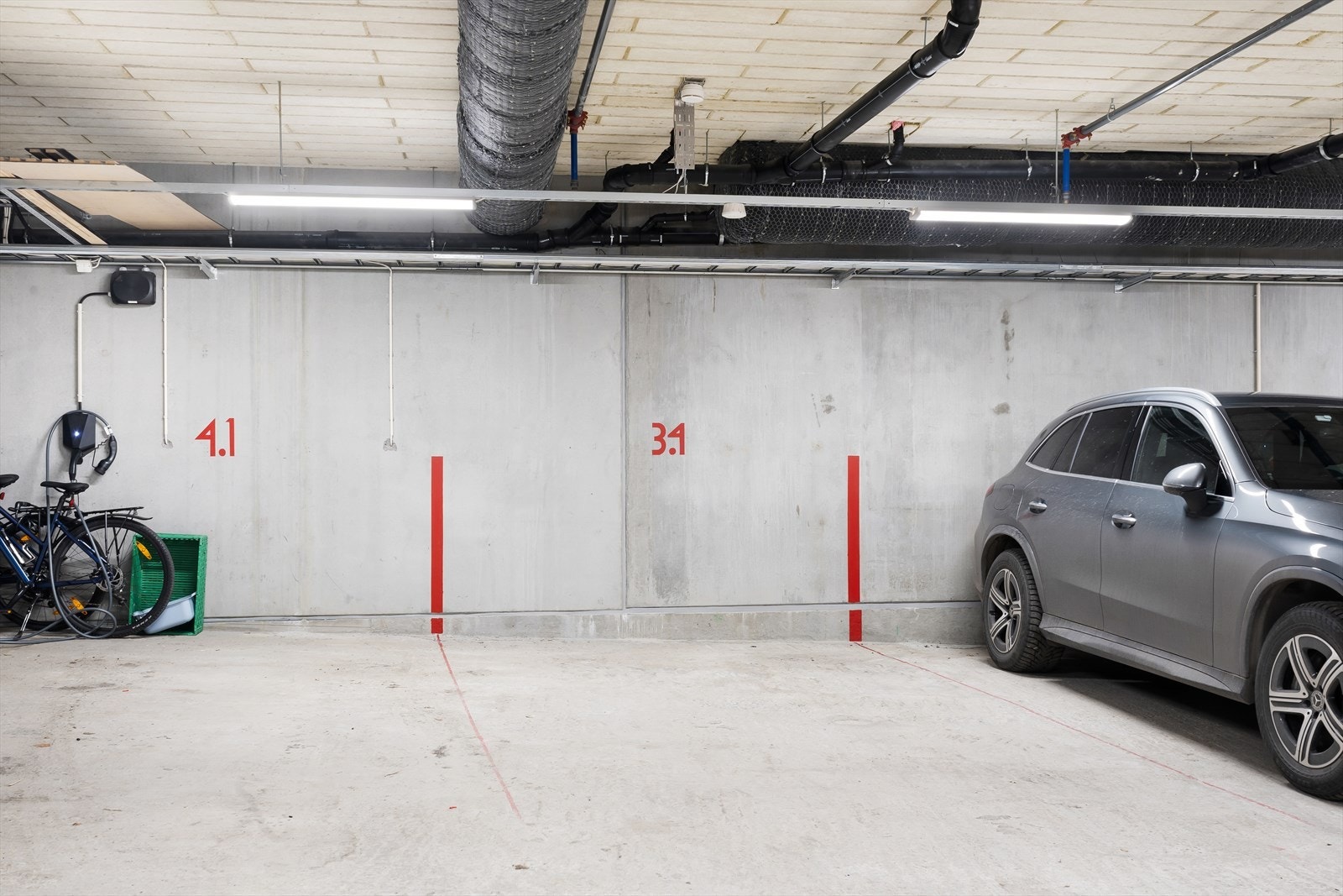 Boenheten disponerer egen parkeringsplass i felles parkeringskjeller. Adkomst skjer via garasjeport mot vest. Galleribilde